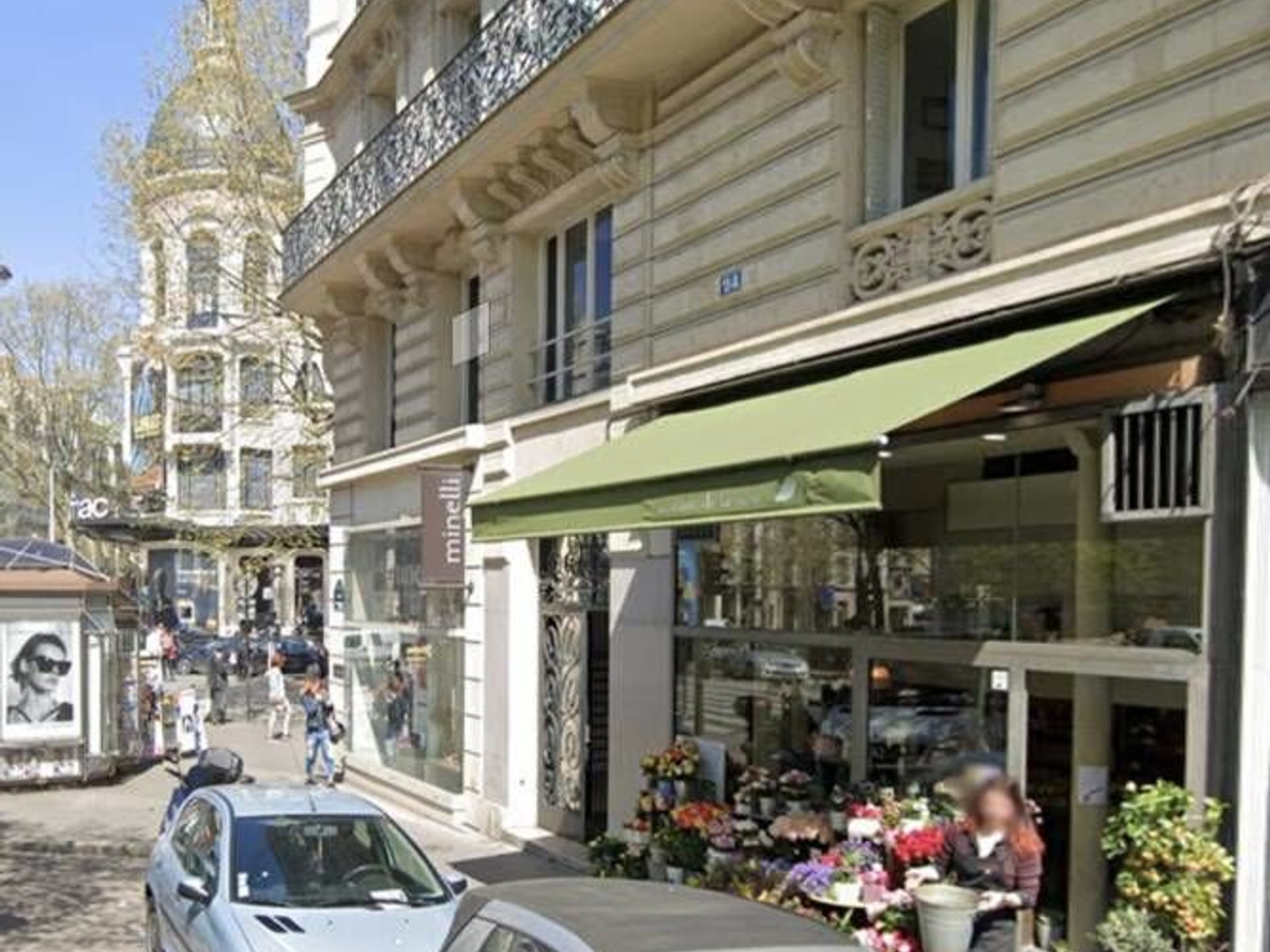 Emplacement n°1 : grande vitrine face à la Fnac des Ternes