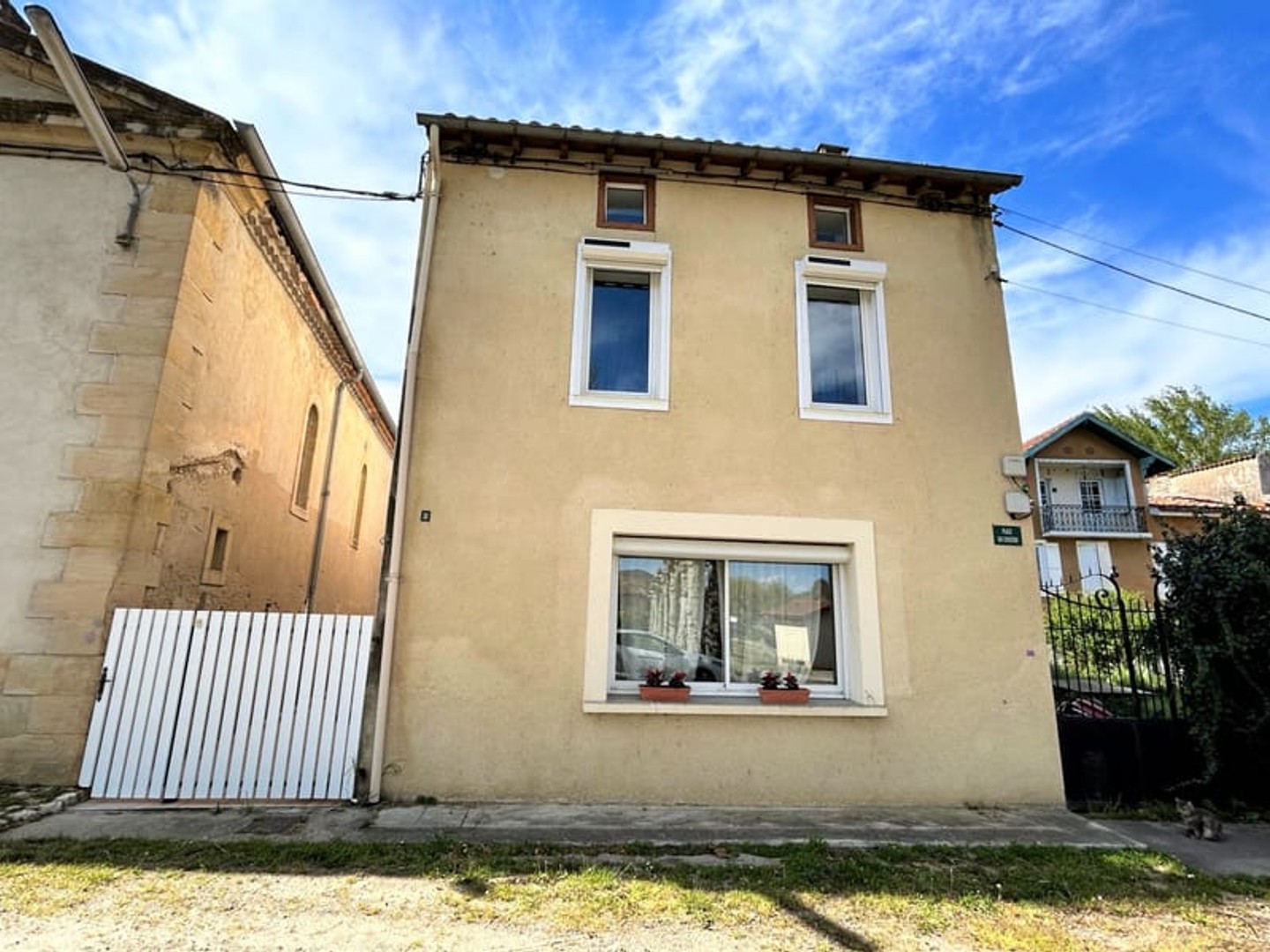 Maison de village 180m² avec grange aménagée, garage, piscine et jardin