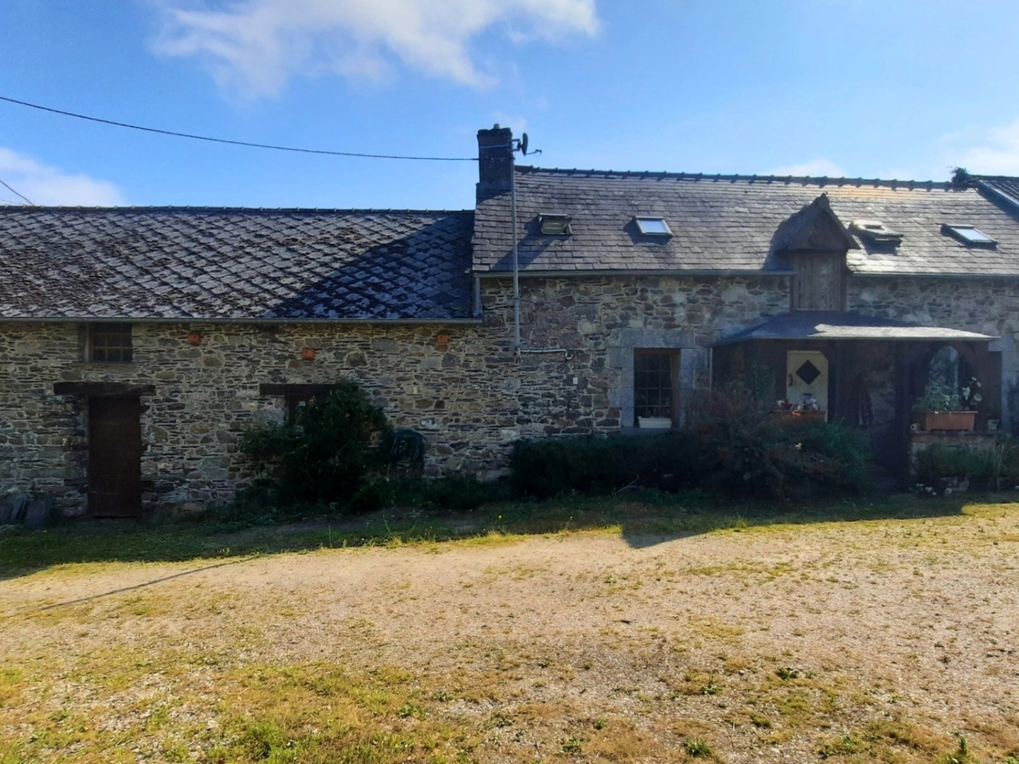 Longère en pierre 88 m² - Nombreuses dépendances - Bon Repos sur Blavet