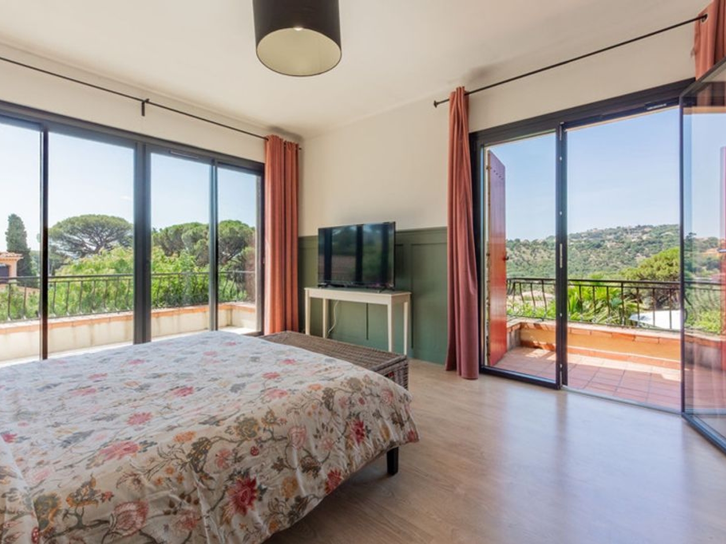 Maison à vendre - 7 pièces - 190m2 - Roquebrune-Sur-Ar... (83380)