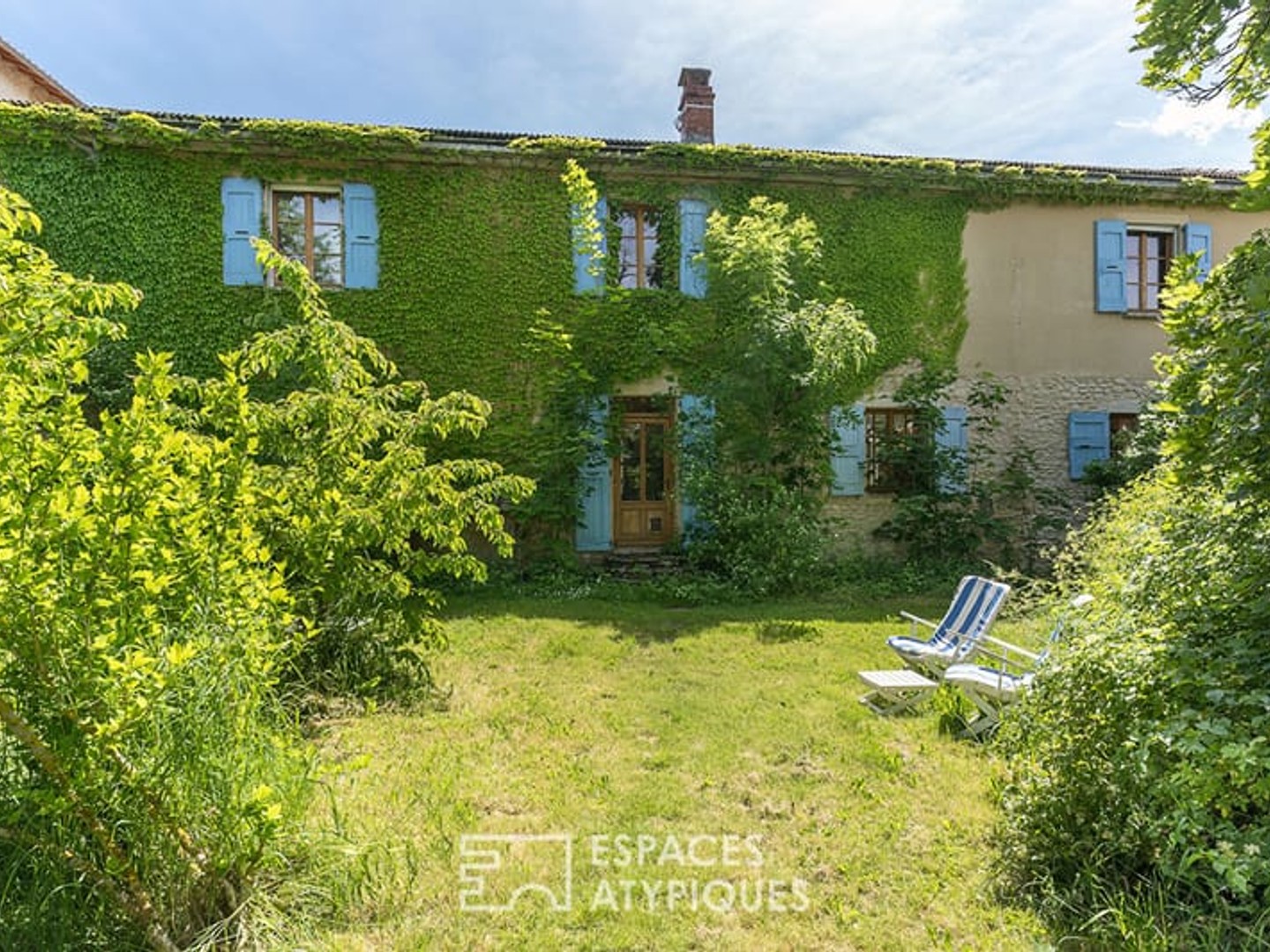 Maison de charme en pierre avec jardin et belle vue dégagée