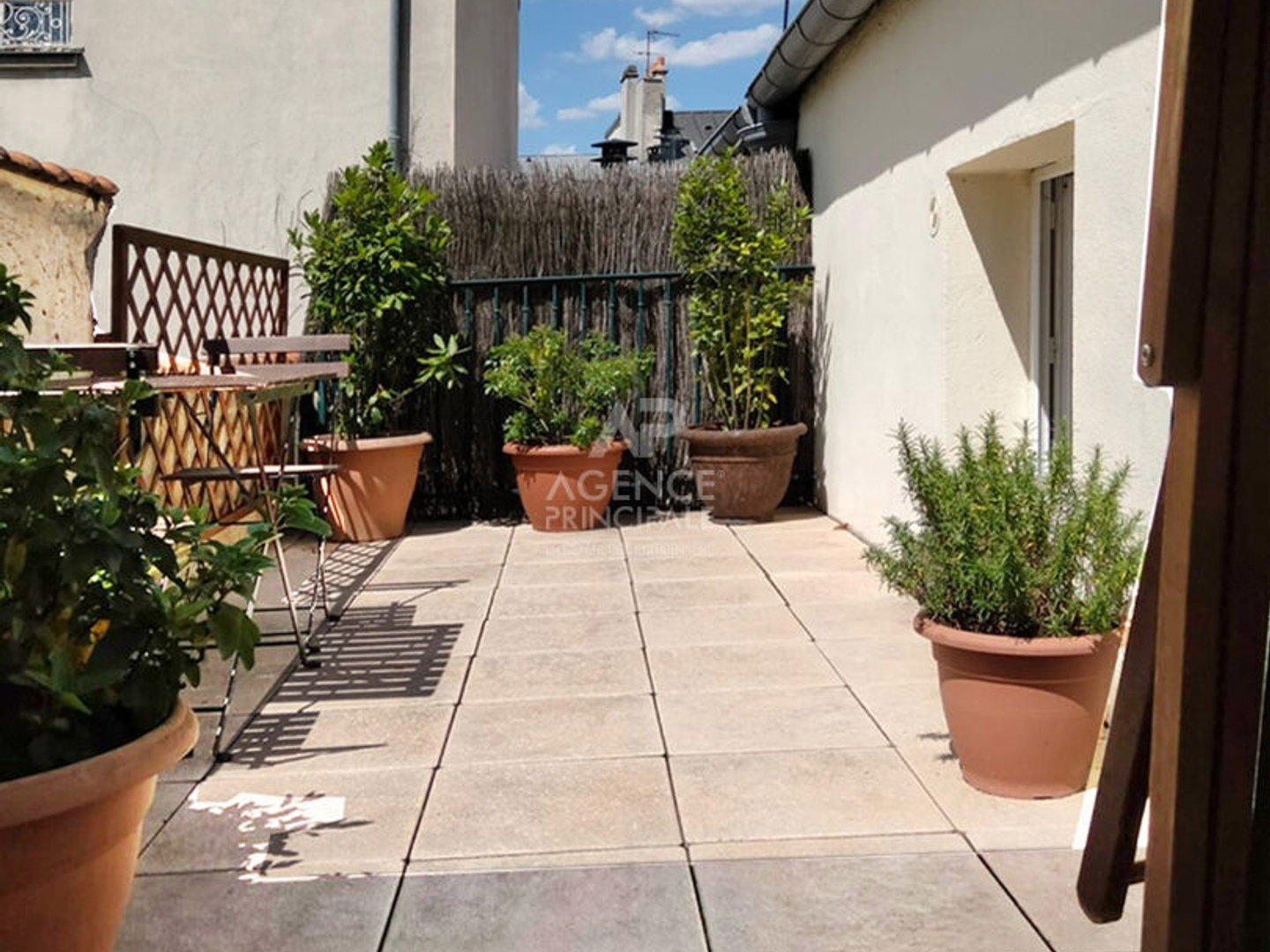 Versailles Notre-Dame, appartement 6 pièces avec terrasse situé au 2ème et dernier étage d'un immeuble ancien.