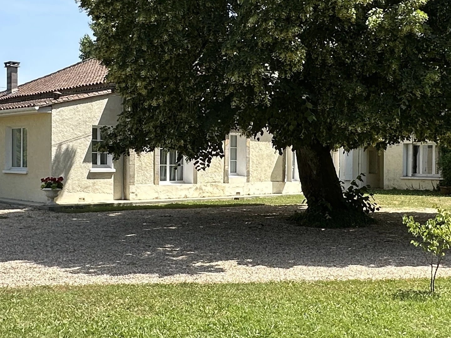 Belle maison de 5 chambres avec piscine en bord de rivière, maison d'amis et annexe près de Gensac