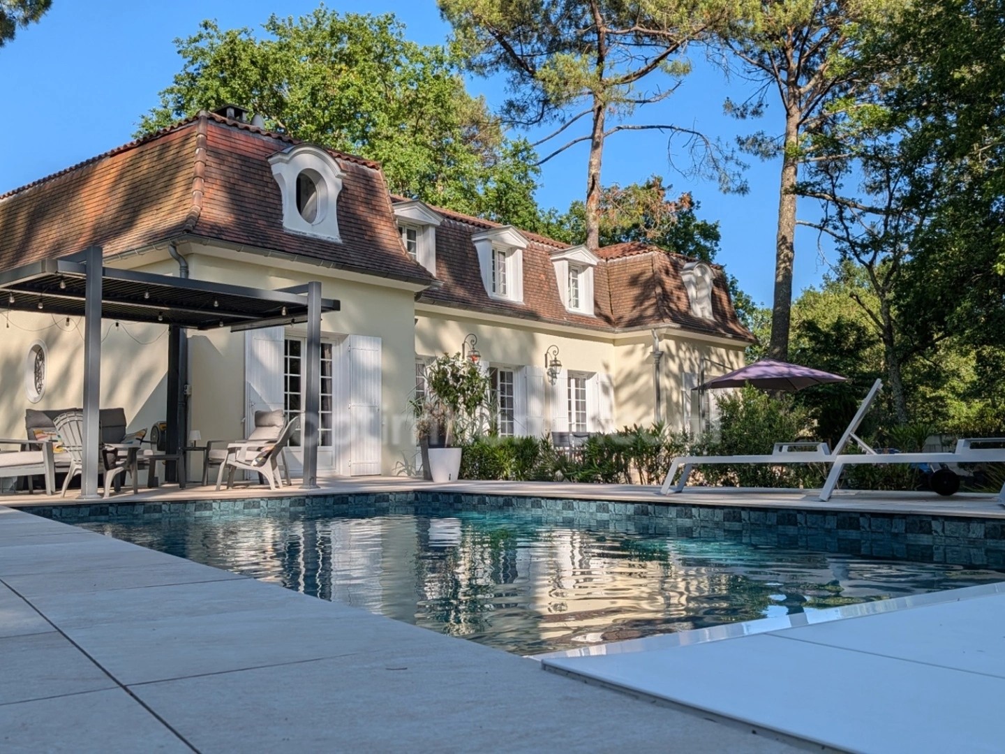 Propriété d'exception de 235 m2 avec 6 chambres garage et piscine