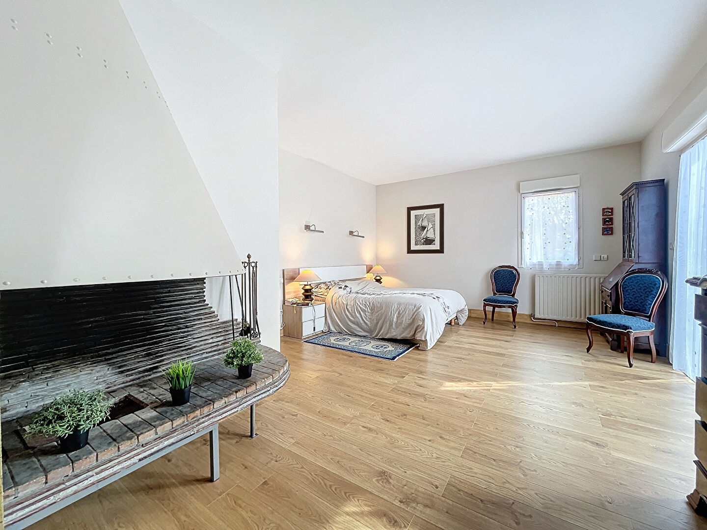 Charmante maison d'architecte entièrement rénovée de 7 pièces de 230m² sur un beau terrain arboré de 1300m² avec piscine.