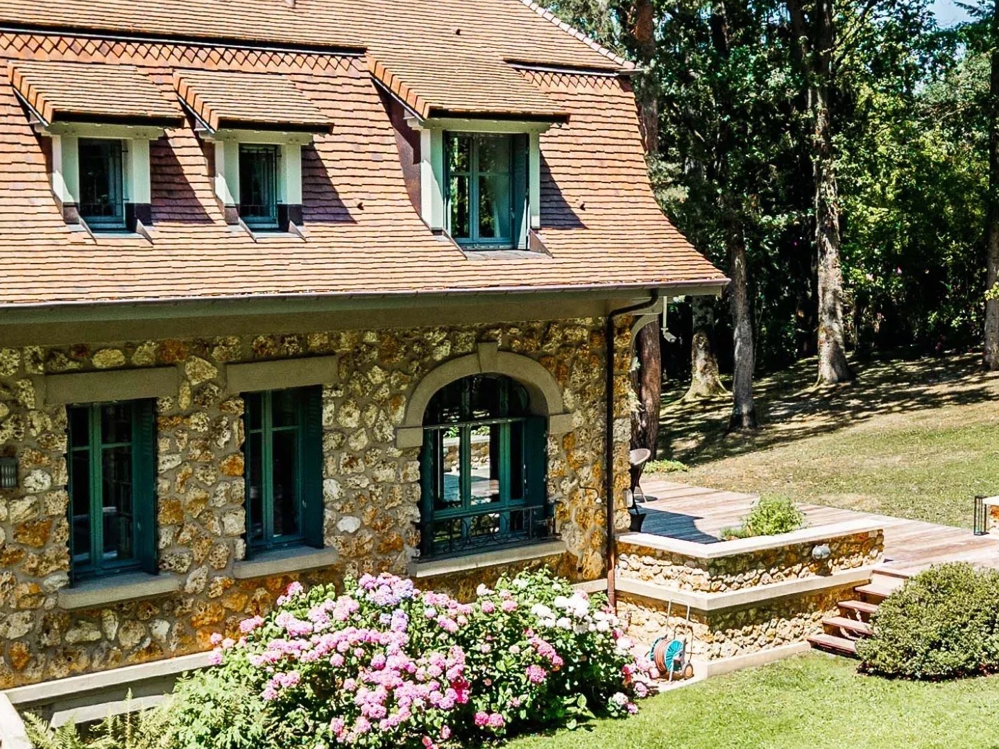 proche DAMPIERRE maison art déco sur son parc boisé