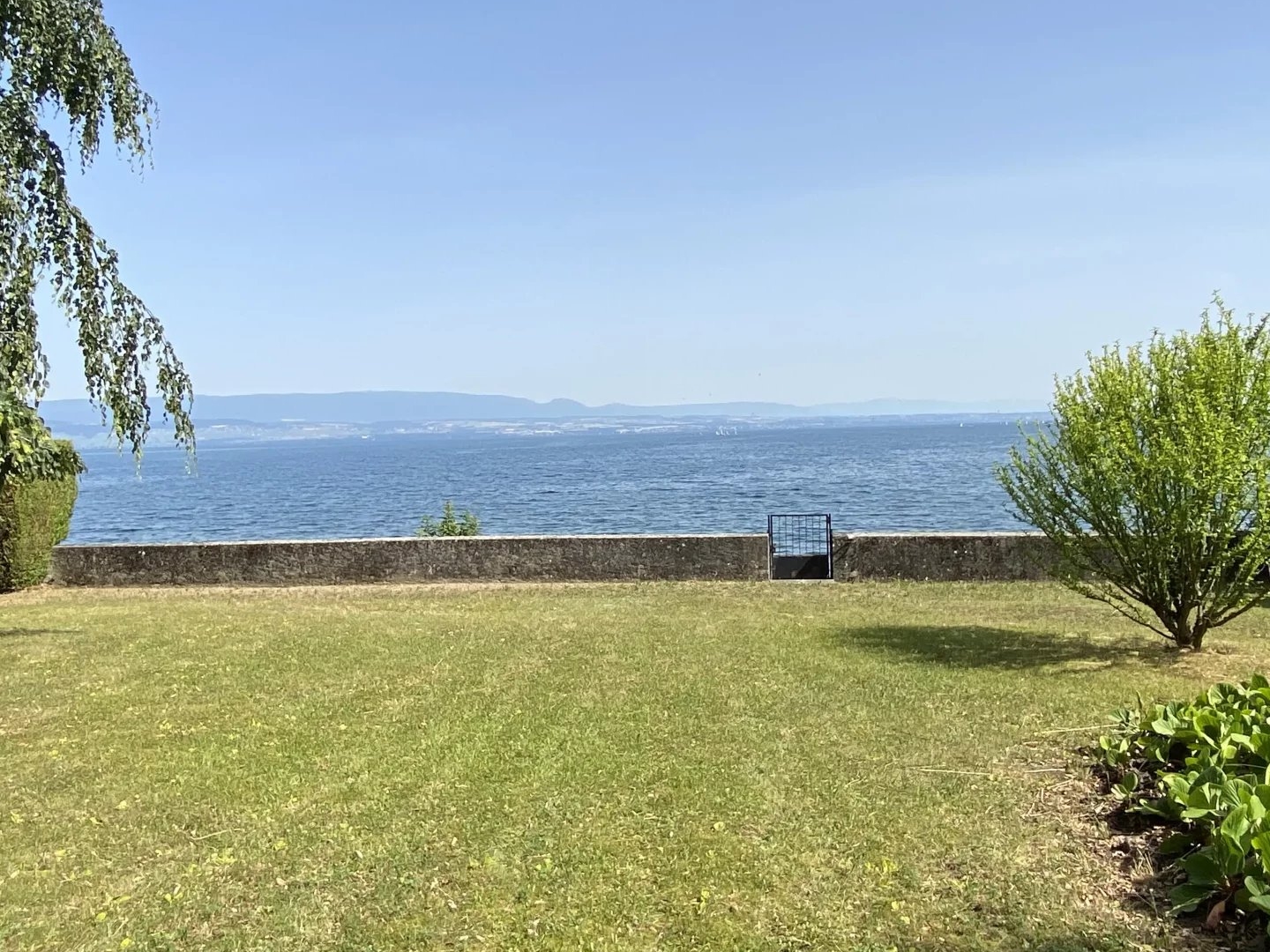 Villa Émeraude Thonon-les-Bains — Pied dans l'eau Il y a les maisons que l'on habite, et il y a les lieux qui nous habitent.