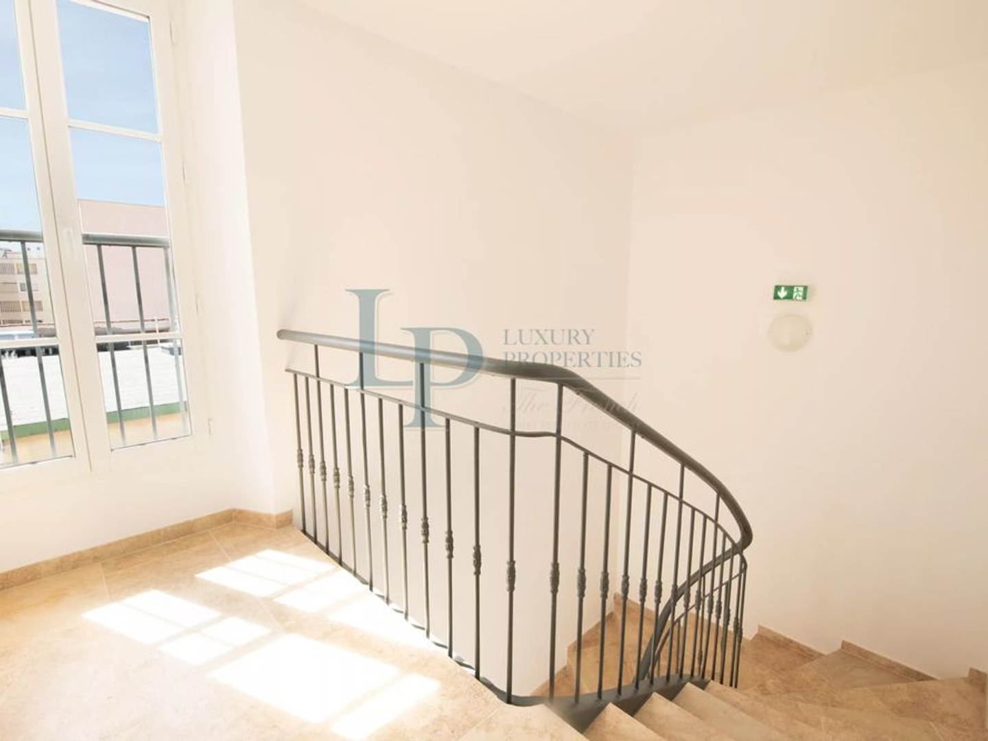 Immeuble à vendre - 8 pièces - 301m2 - Sainte-Maxime (83120)