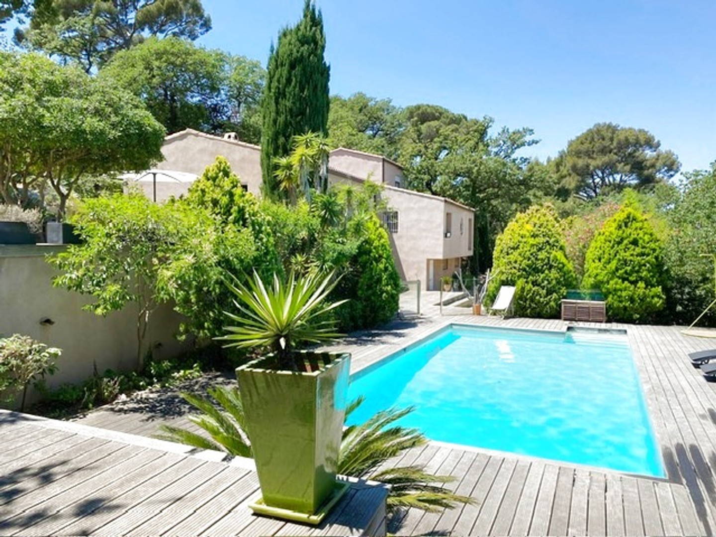 TOULON, secteur Cap-Brun / Sainte Marguerite, maison de 240m2 sur 2680m2 de terrain avec piscine