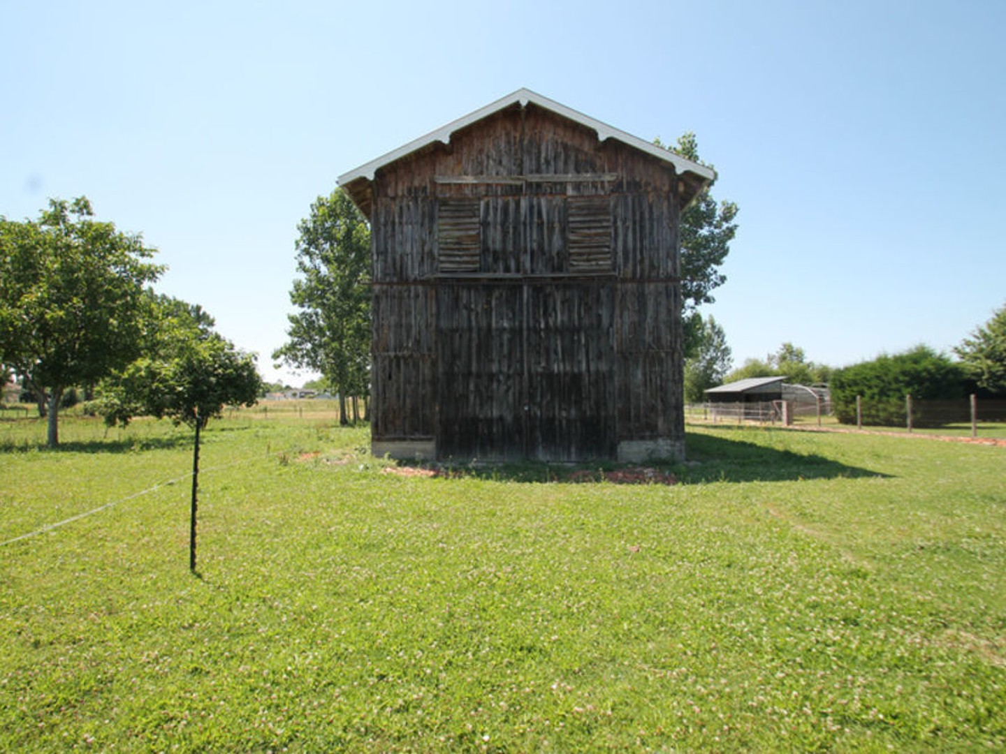 Ancien séchoir à tabac 83 m² Terrain de 5 428 m² Potentiel de réhabilitation en habitation proche de CASTELJALOUX (47)
