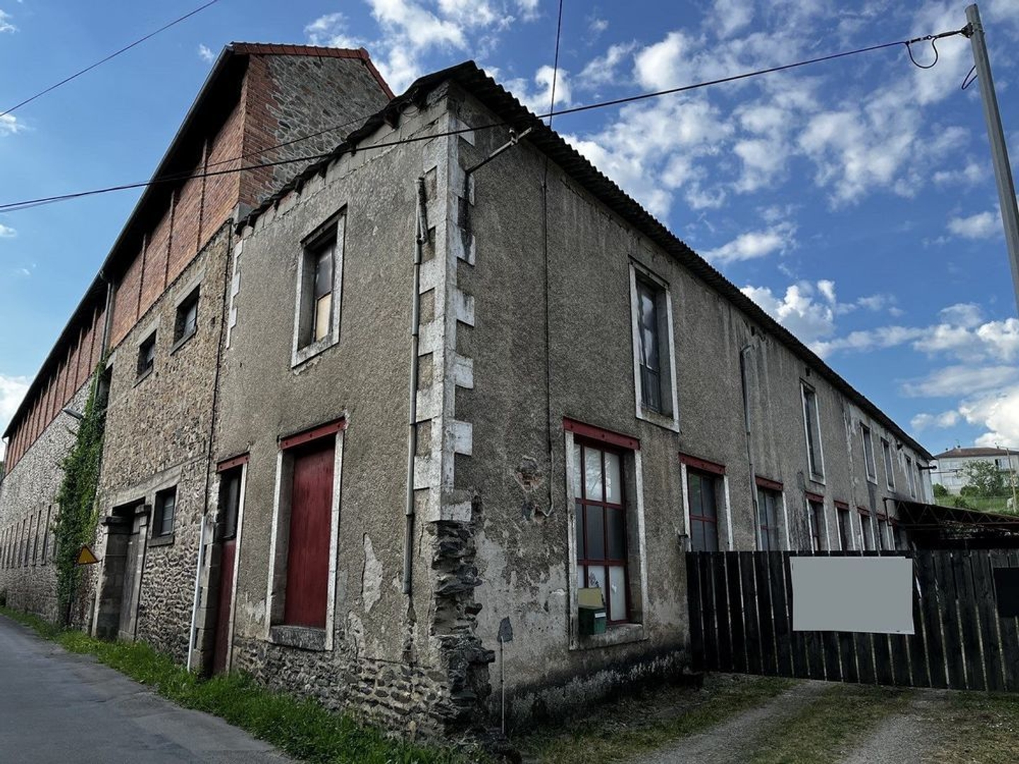 Vente d'un local professionnel d'une surface de 360 m² à SAINT