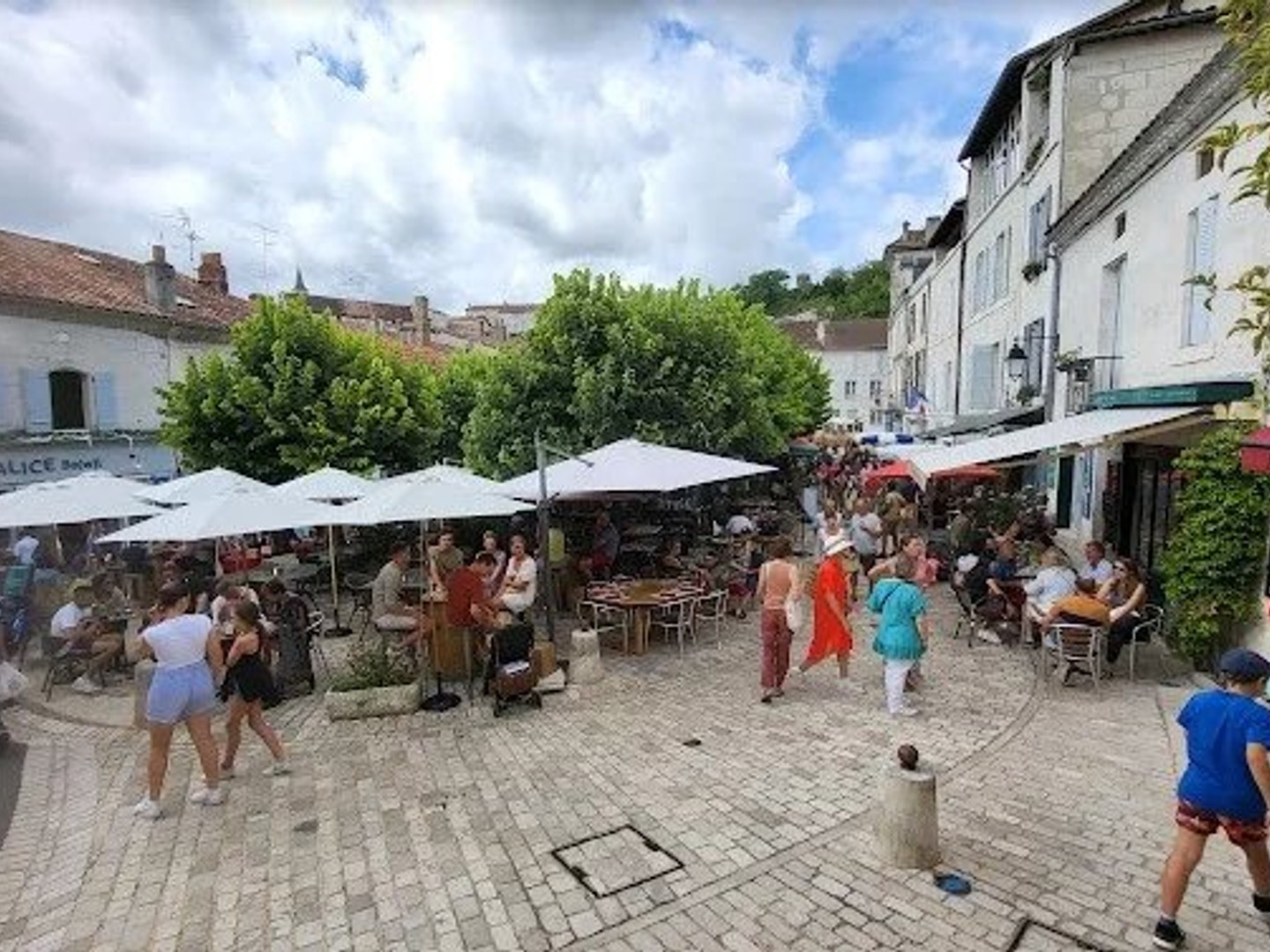 Ensemble immobilier idéalement situé à Aubeterre sur Dronne