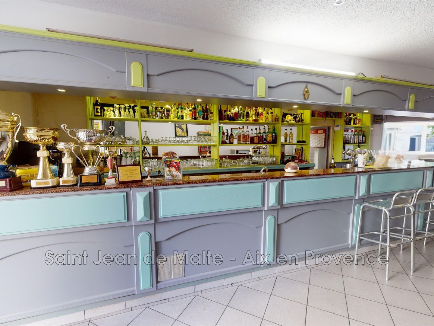 Immeuble commercial 100 m²