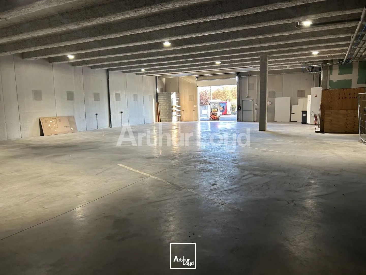 Entrepôt à vendre à Wattrelos avec bureaux intégrés et accès Belgique
