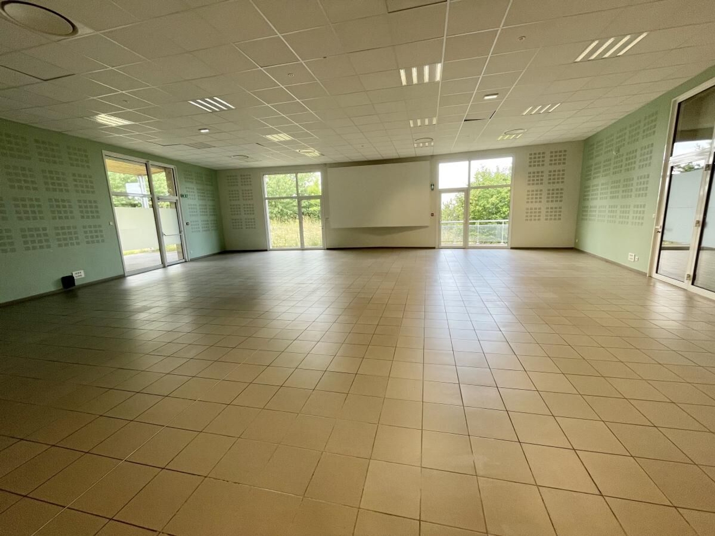 Bâtiment de bureaux avec parkings