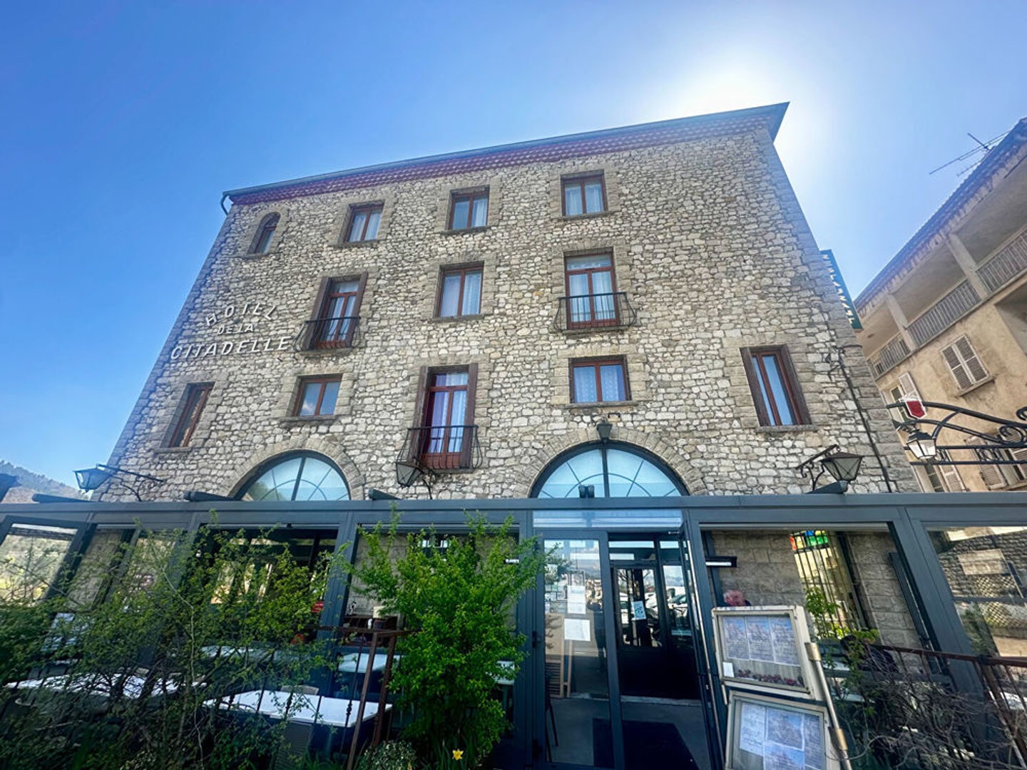 À vendre : fonds de commerce de l'Hôtel de la Citadelle, établissement de charme situé ndans un cadre unique à Sisteron, avec un
