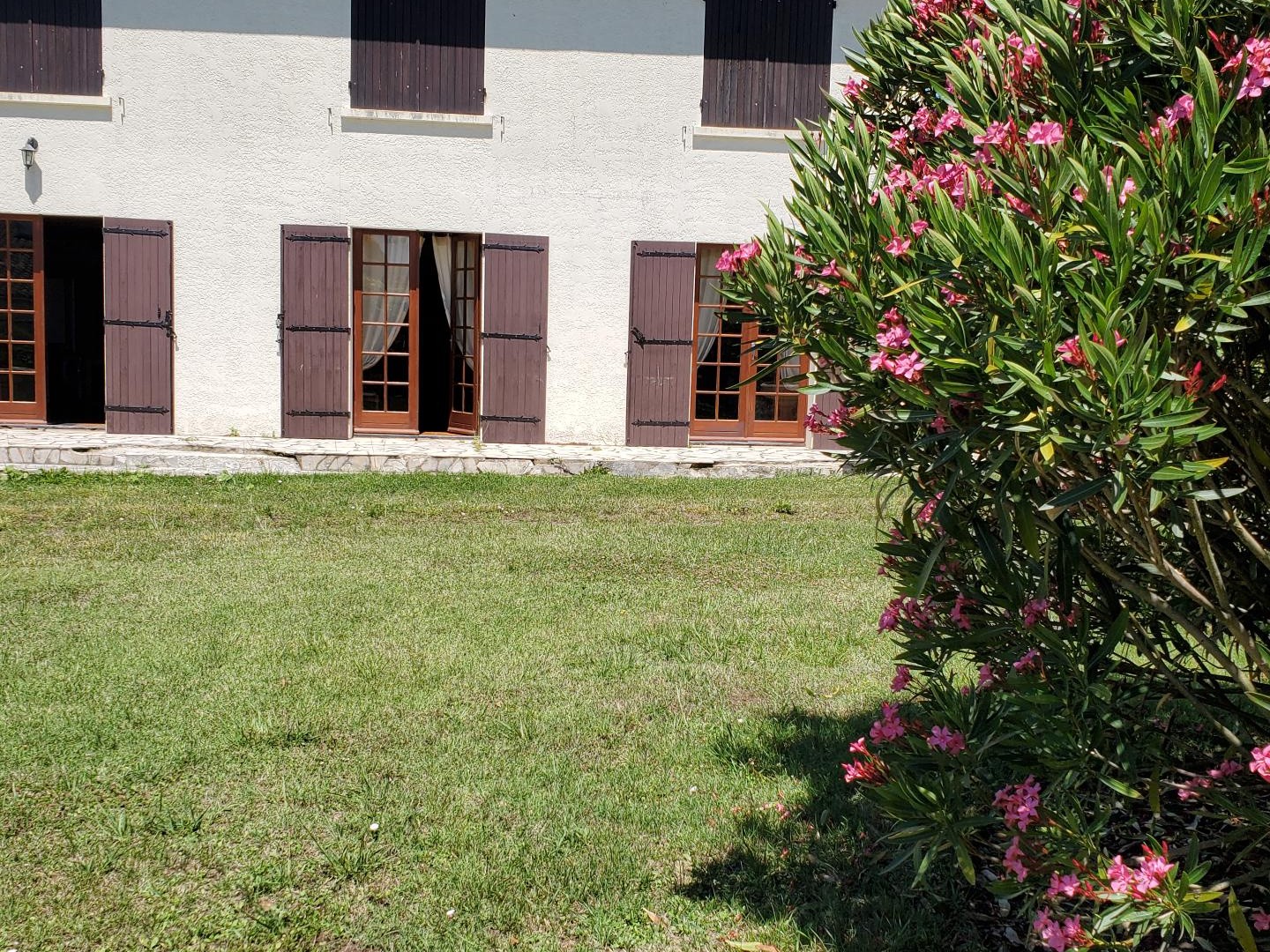 Maison 8 pièces , surface de 197 m2 + Dépendances , située sur la commune de: BARZAN
