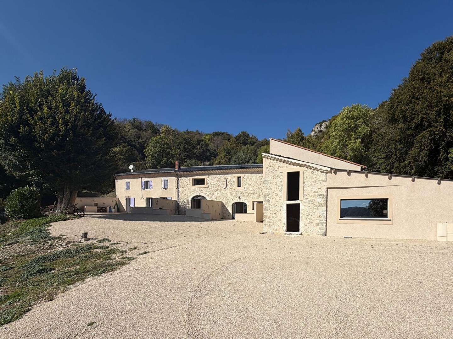 PROPRIETE DE CHARME SUR 2 HECTARES 450m² AVEC GITES 26190 LE CHAFFAL