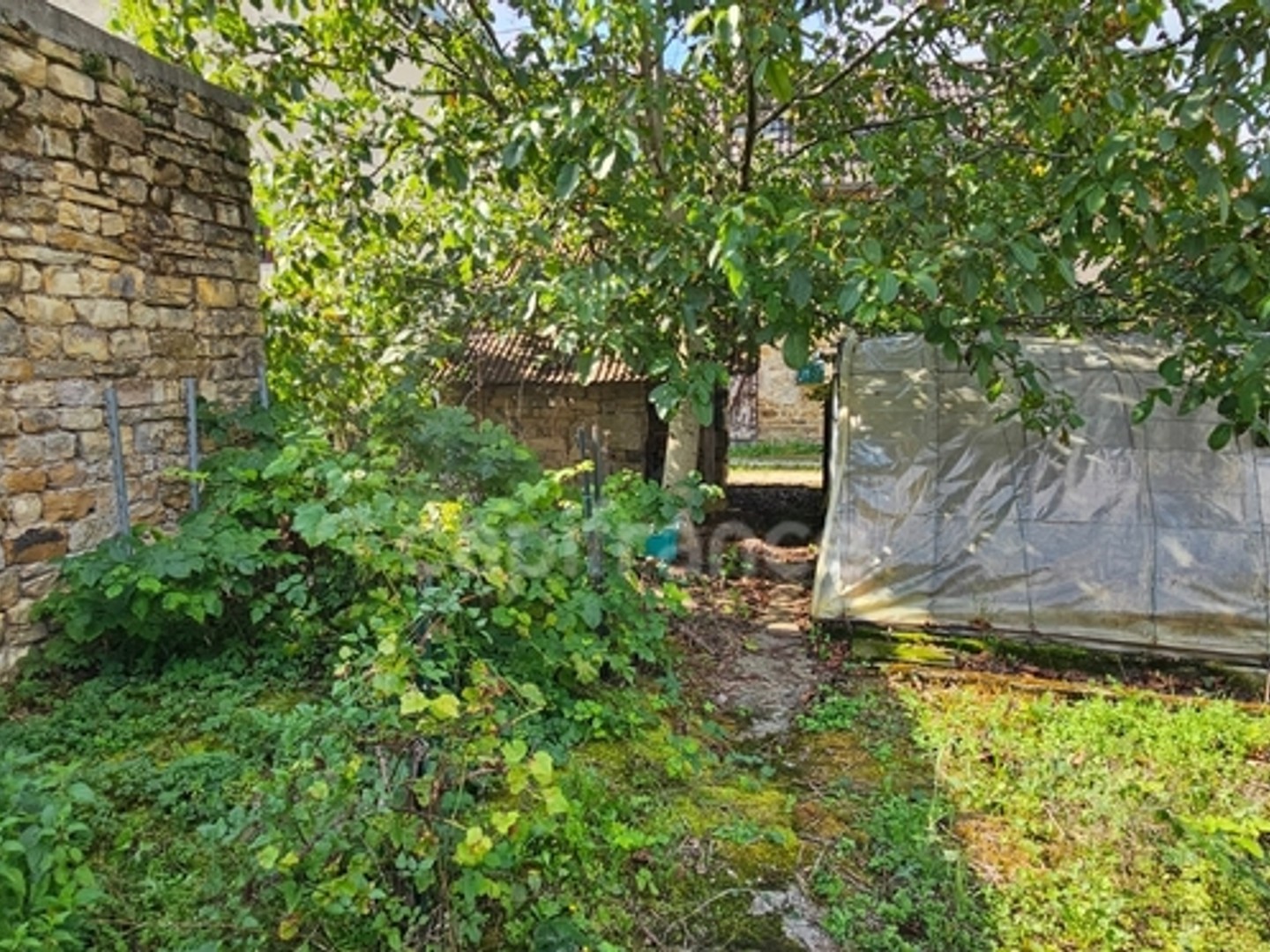 Maison en pierre à rénover, avec garage et grenier aménageable