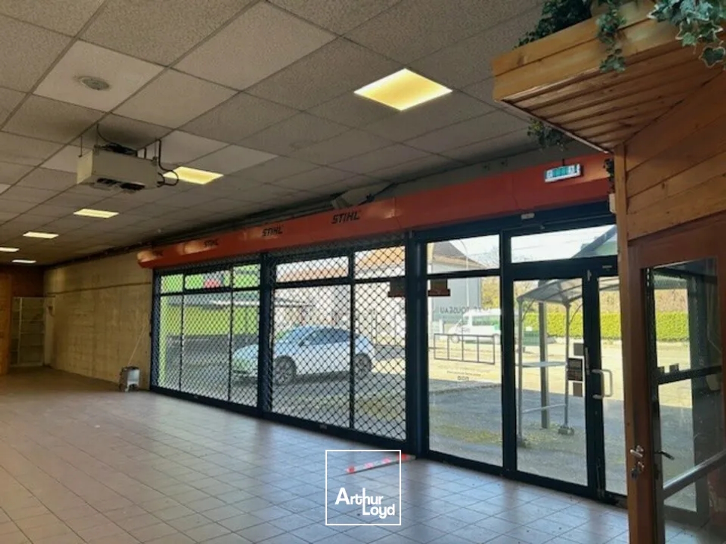 LOCAL COMMERCIAL à VENDRE de 922 m²