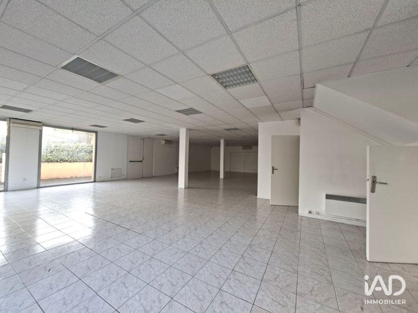 Immeuble commercial 240 m²