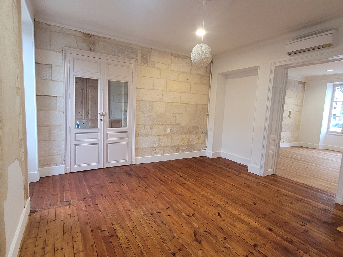 RARE : APPARTEMENT EN RDC DE 67.84 M2 EN PLEIN COEUR DE VILLE DE JONZAC DANS UN IMMEUBLE DE RAPPORT