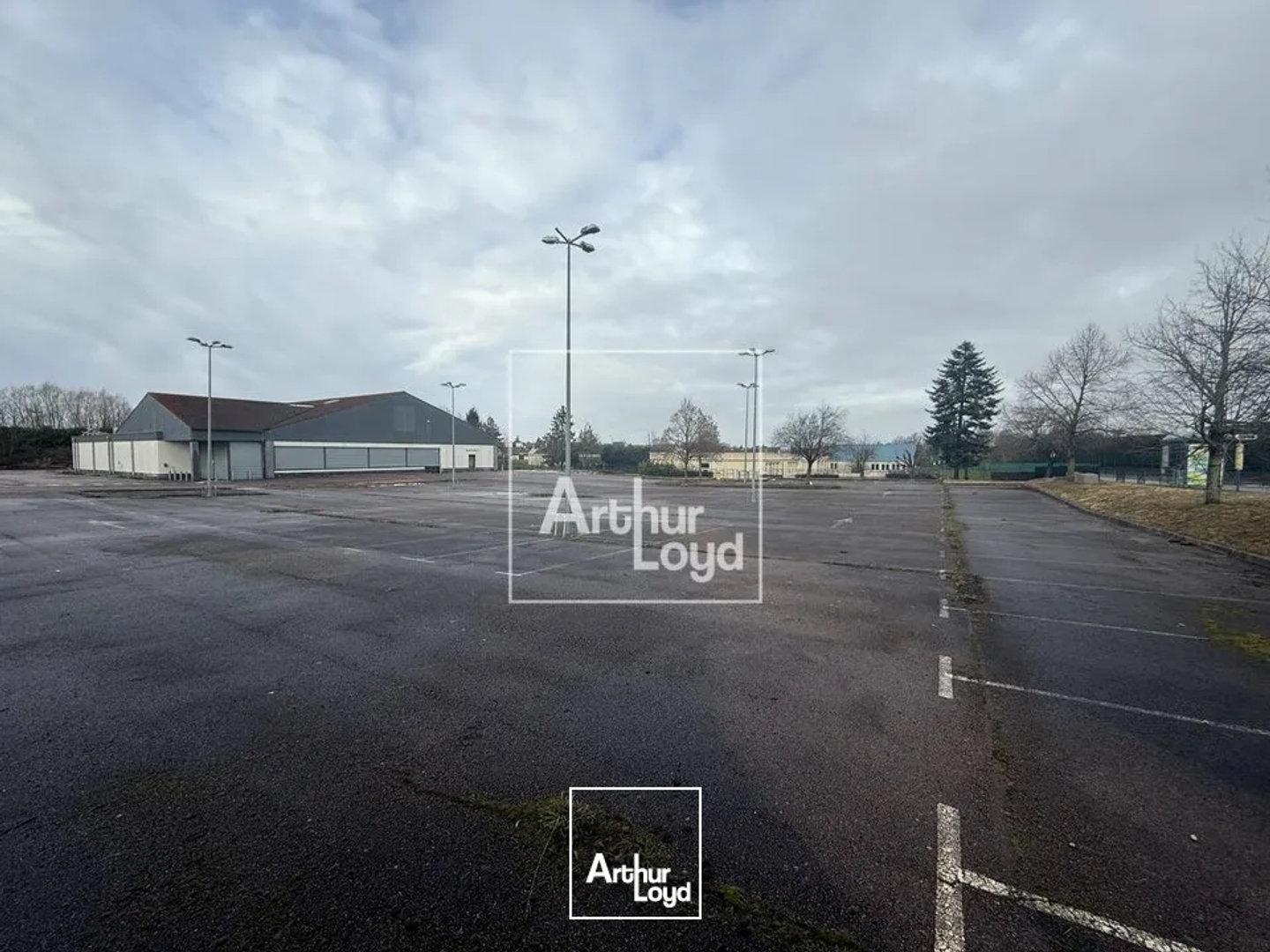 Locaux à vendre - 1328m2 - Montereau-Fault-Y... (77130)
