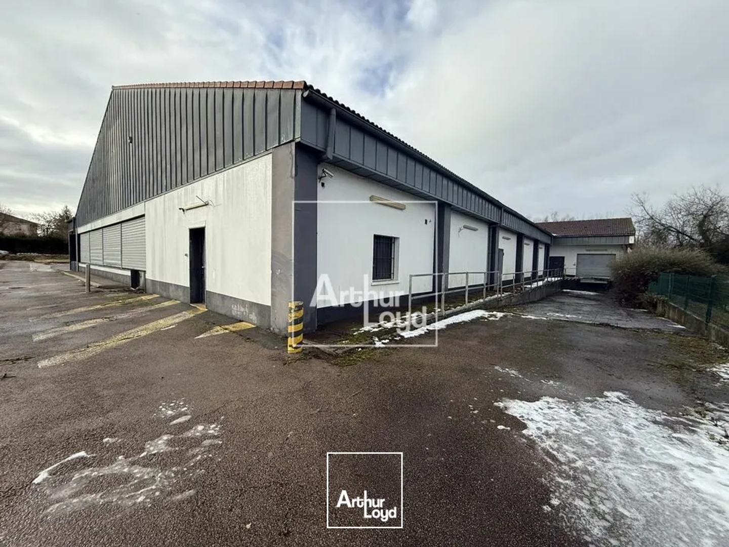 Locaux à vendre - 1328m2 - Montereau-Fault-Y... (77130)