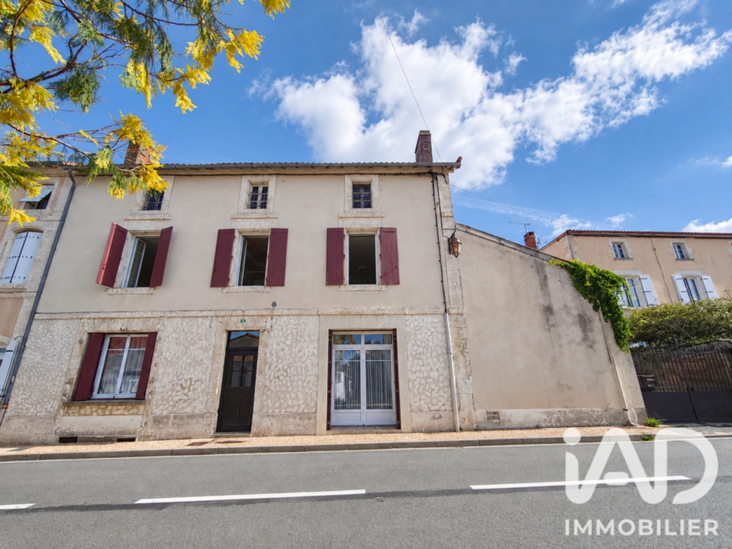 Maison à vendre - 9 pièces - 226m2 - Saint-Laurent-De-... (16450)