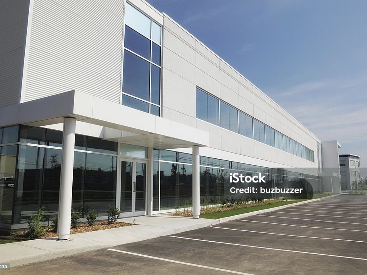 bâtiment de 906 m² en zone commerciale à CONFOLENS !