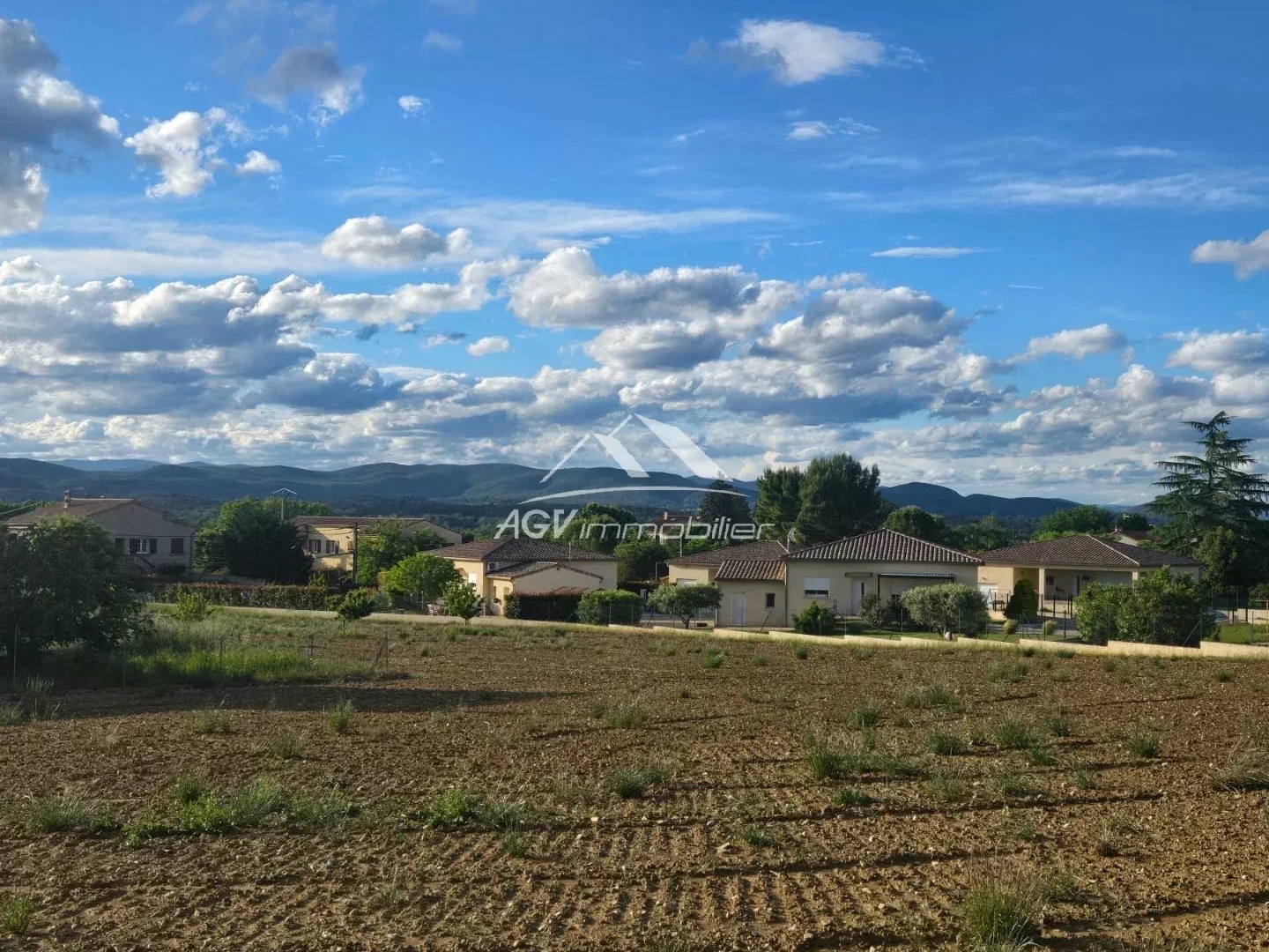 Au calme, vue dégagée, terrain de 700m² viabilisé