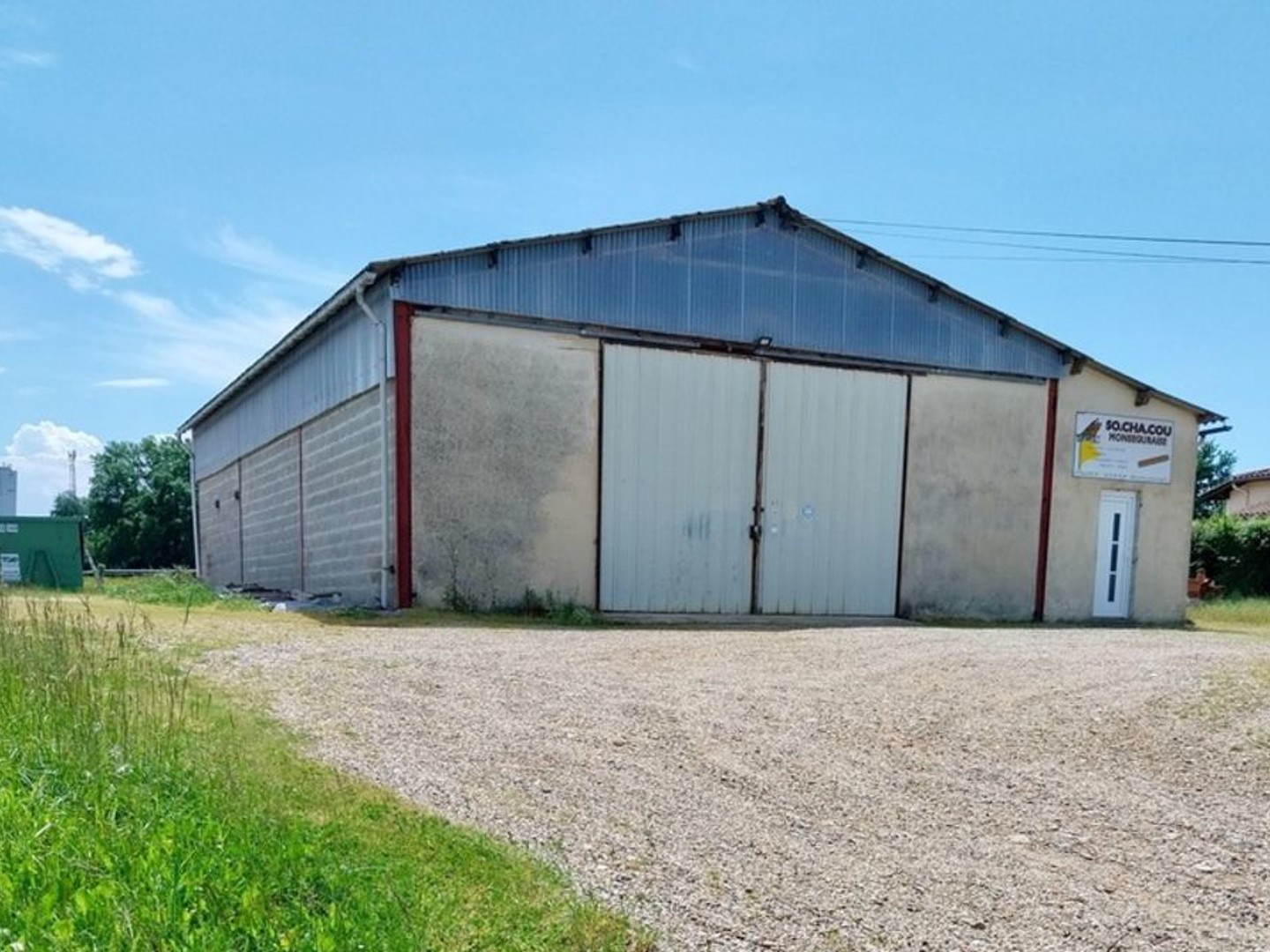 MONSEGUR, bâtiment réhabilitable, terrain d'envrion 1684 m²