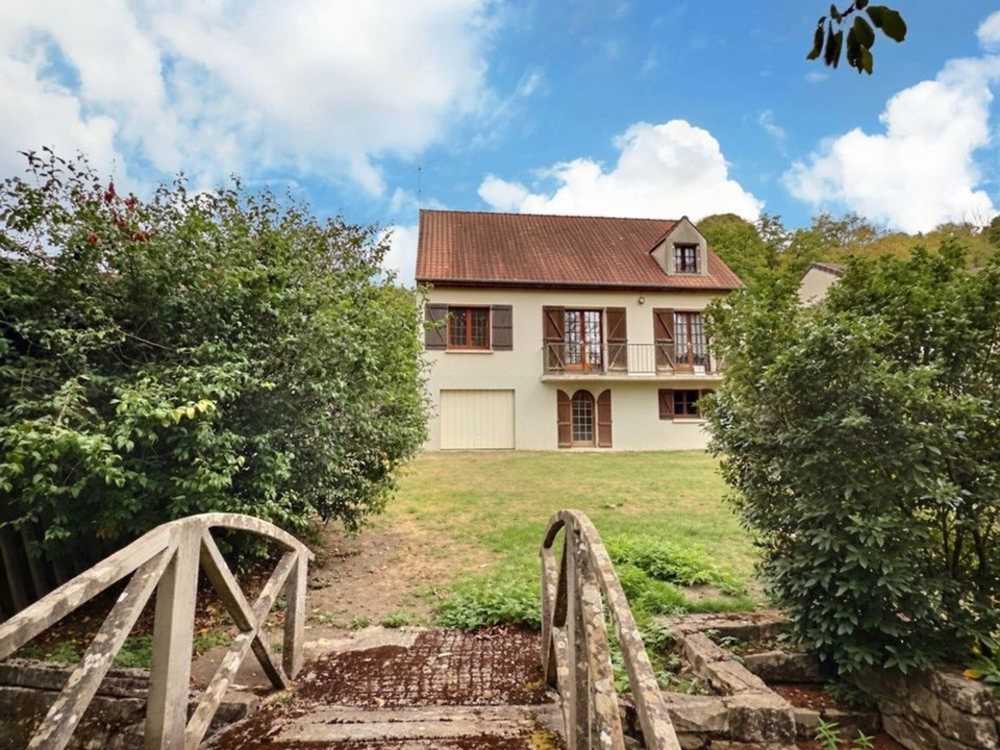 Pavillon élevé sur rez-de-jardin avec combles aménageables,