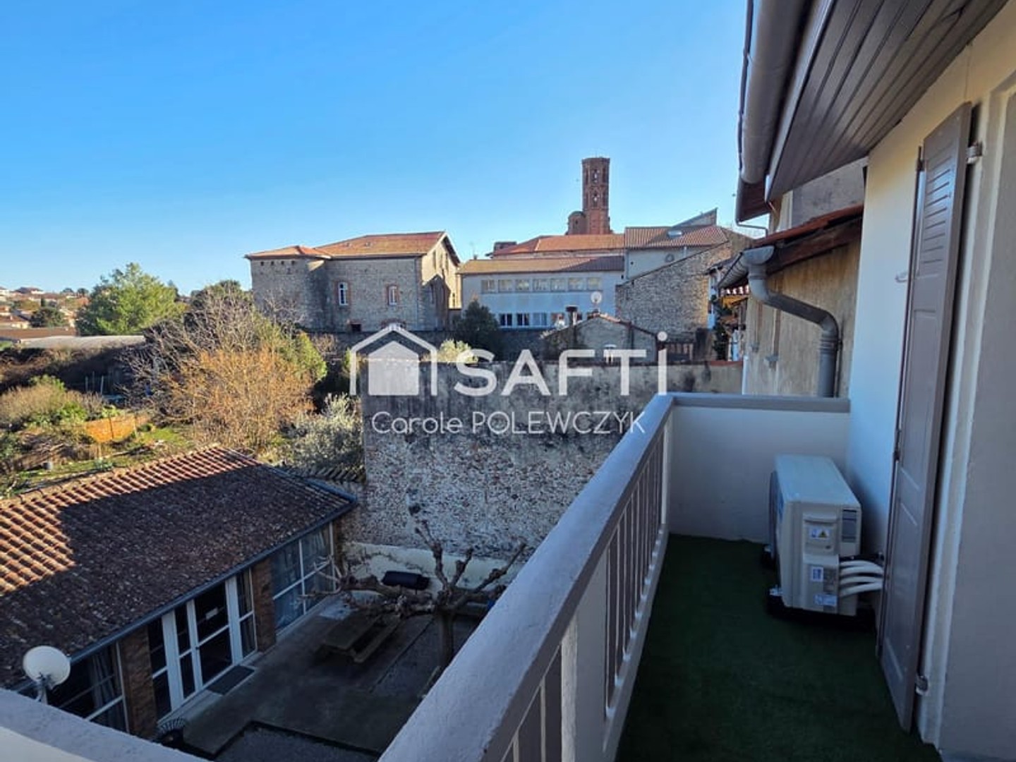 CHARMANT APPARTEMENT MEUBLE RENOVE AVEC GOUT