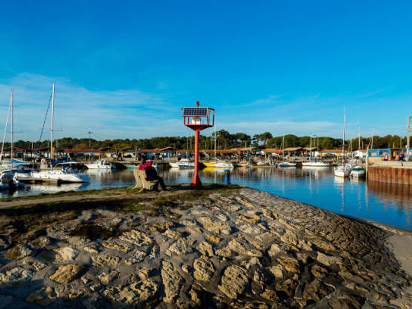 Parts sociales d'un restaurant sur un port ostréicole du Bassin d'Arcachon.