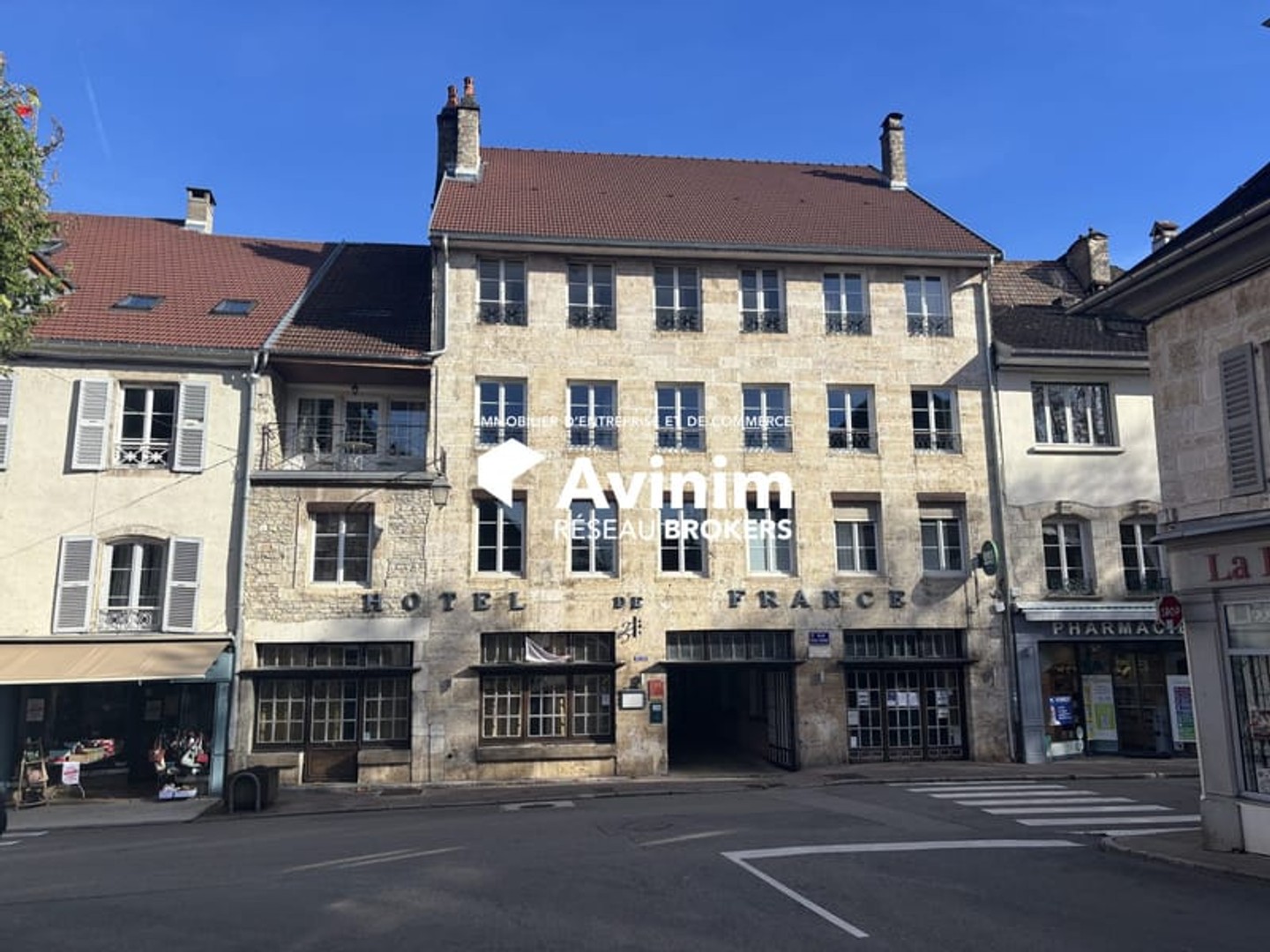 Local commercial 2700 m²