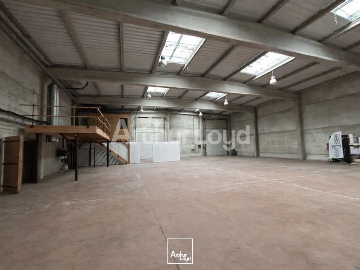 Entrepôt à vendre à Orchies avec bureaux modernes et accès poids lourds