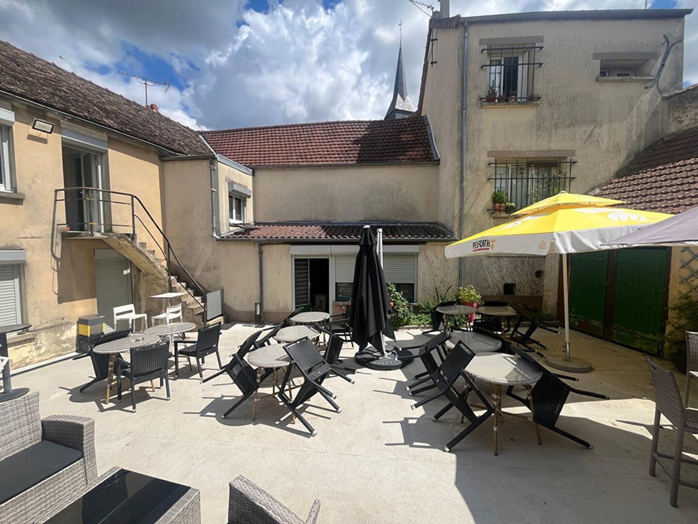 Mur d'un commerce loué située dans le beau villlage de Guerville