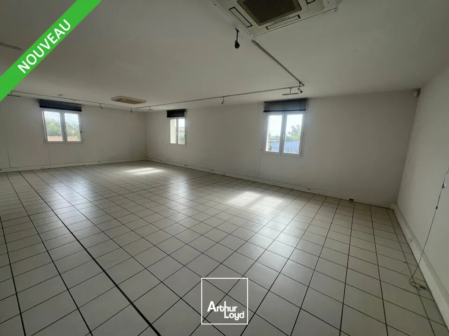 Bureaux à vendre à Guilherand-Granges avec garage et parkings privatifs
