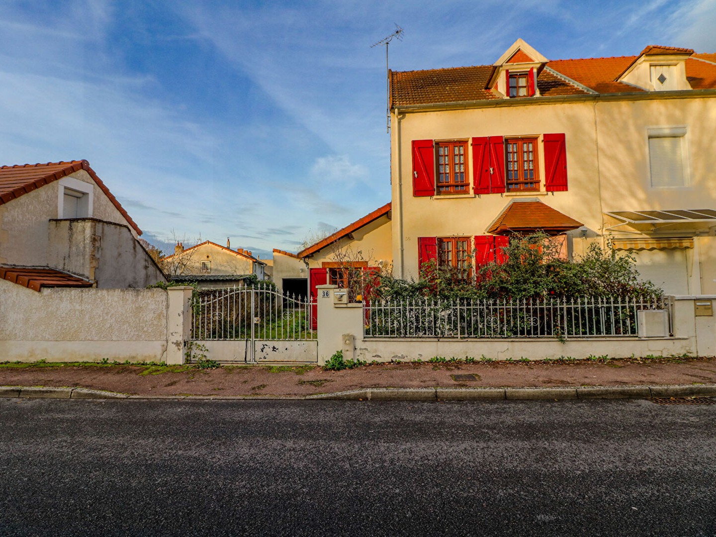 Maison 3 chambres potentiel 4 chambres, garage, commerces, écoles, calme, 10 minutes de Nevers 2 heures de Paris
