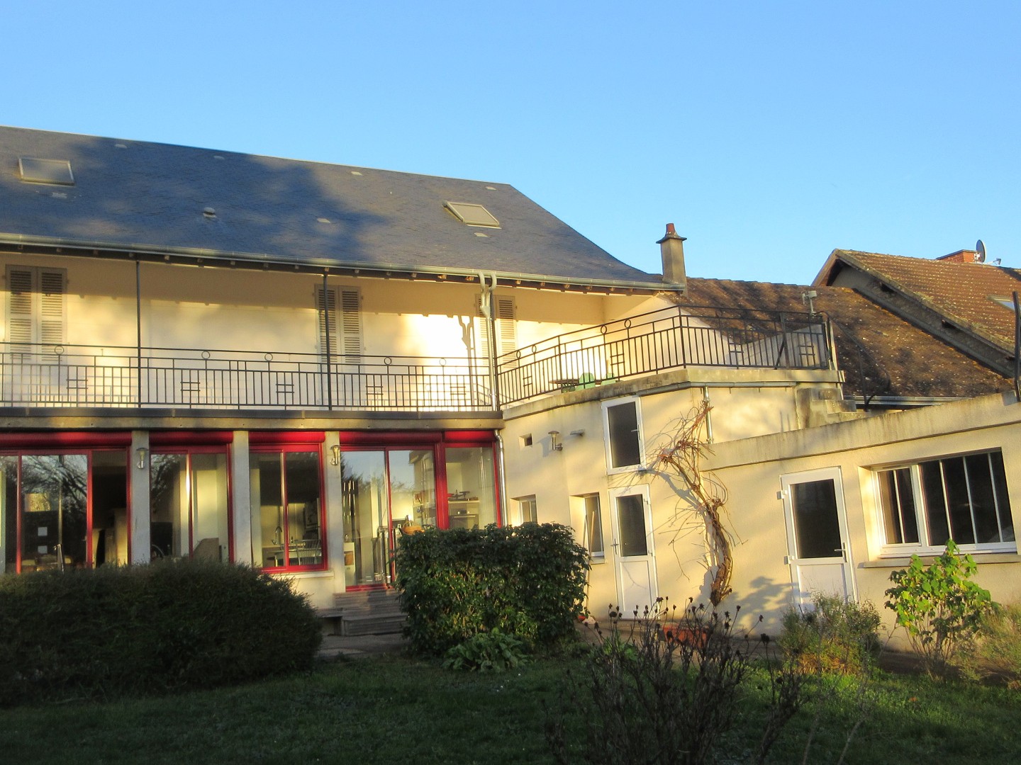 Accueillante maison avec 1,2 hectares de terrain!