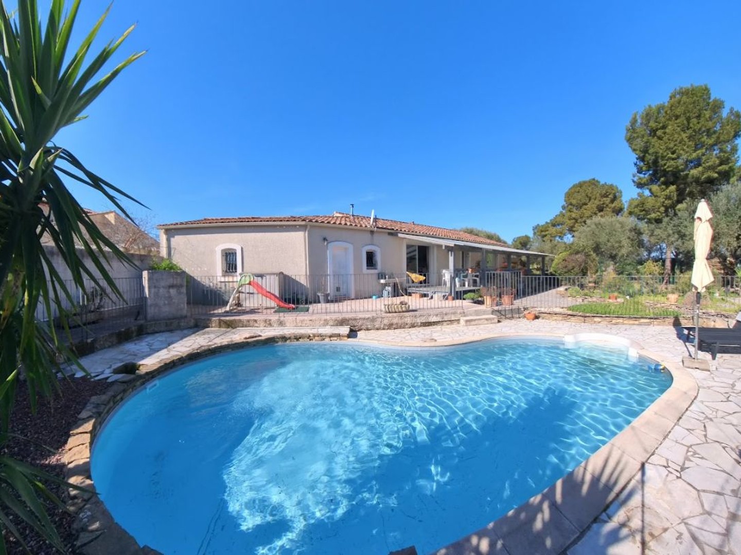 Villa vue dégagée, piscine, garage et jardin