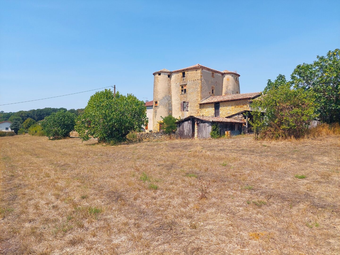 BATISSE HISTORIQUE A RENOVER SUR ± 7 Ha SECTEUR "AURIGNAC-BOUSSENS"