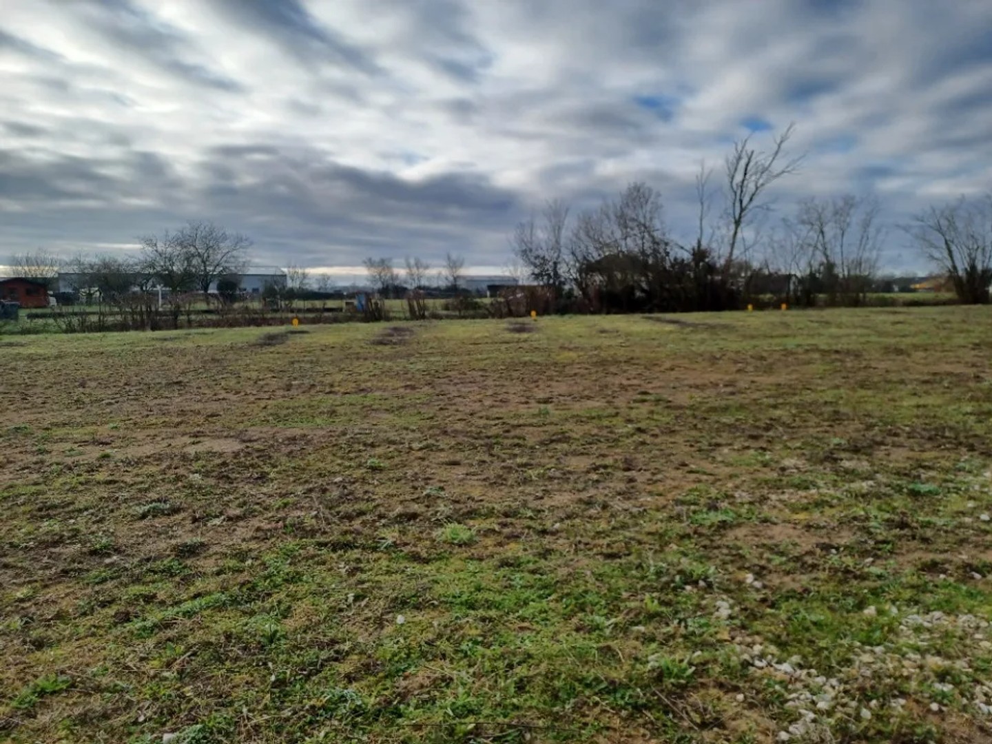 Terrain 588 m²
