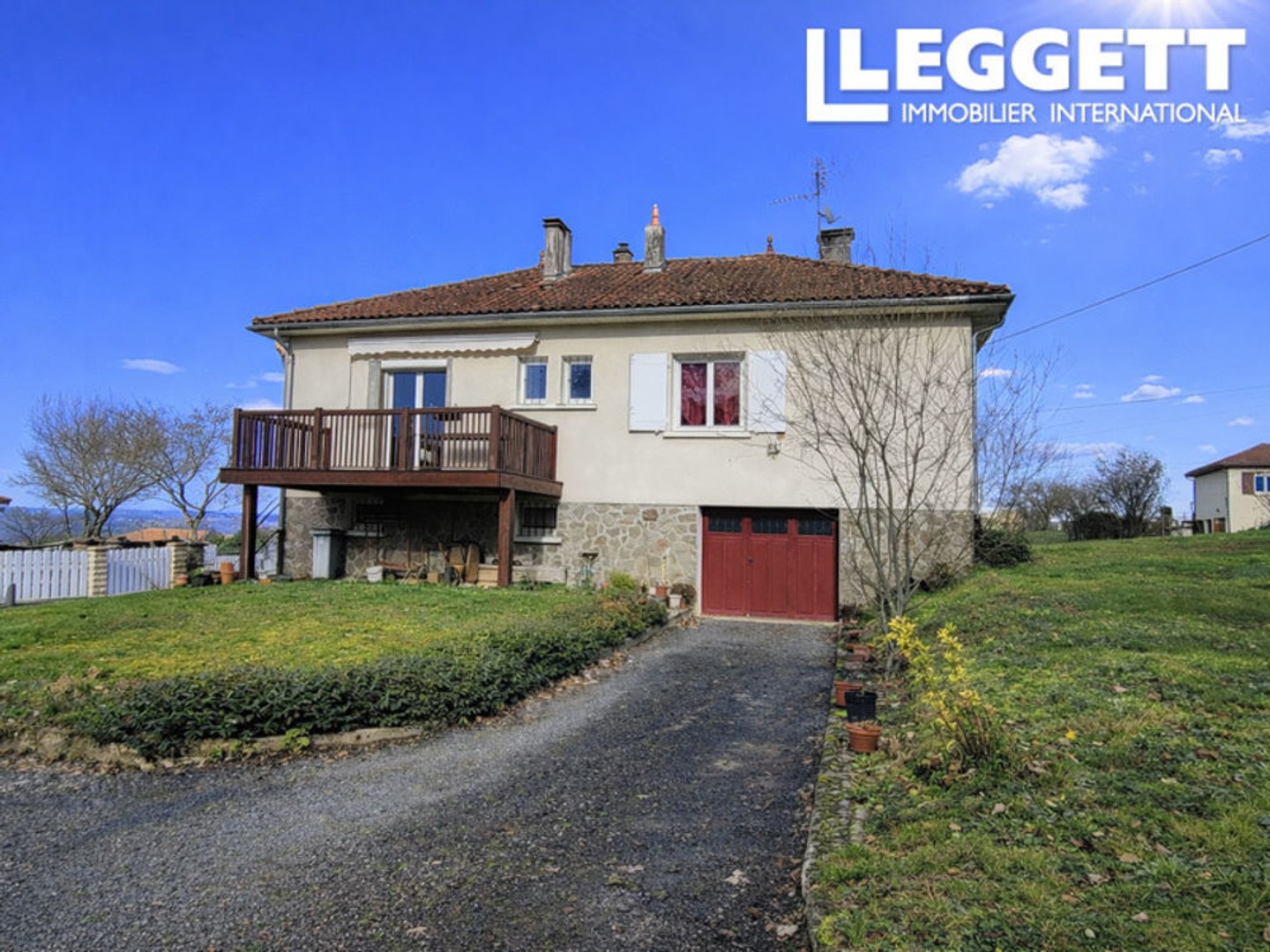 Maison rénovée de 3 chambres en bordure de Chabanais, offrant tranquillité et commerces accessibles à pied.