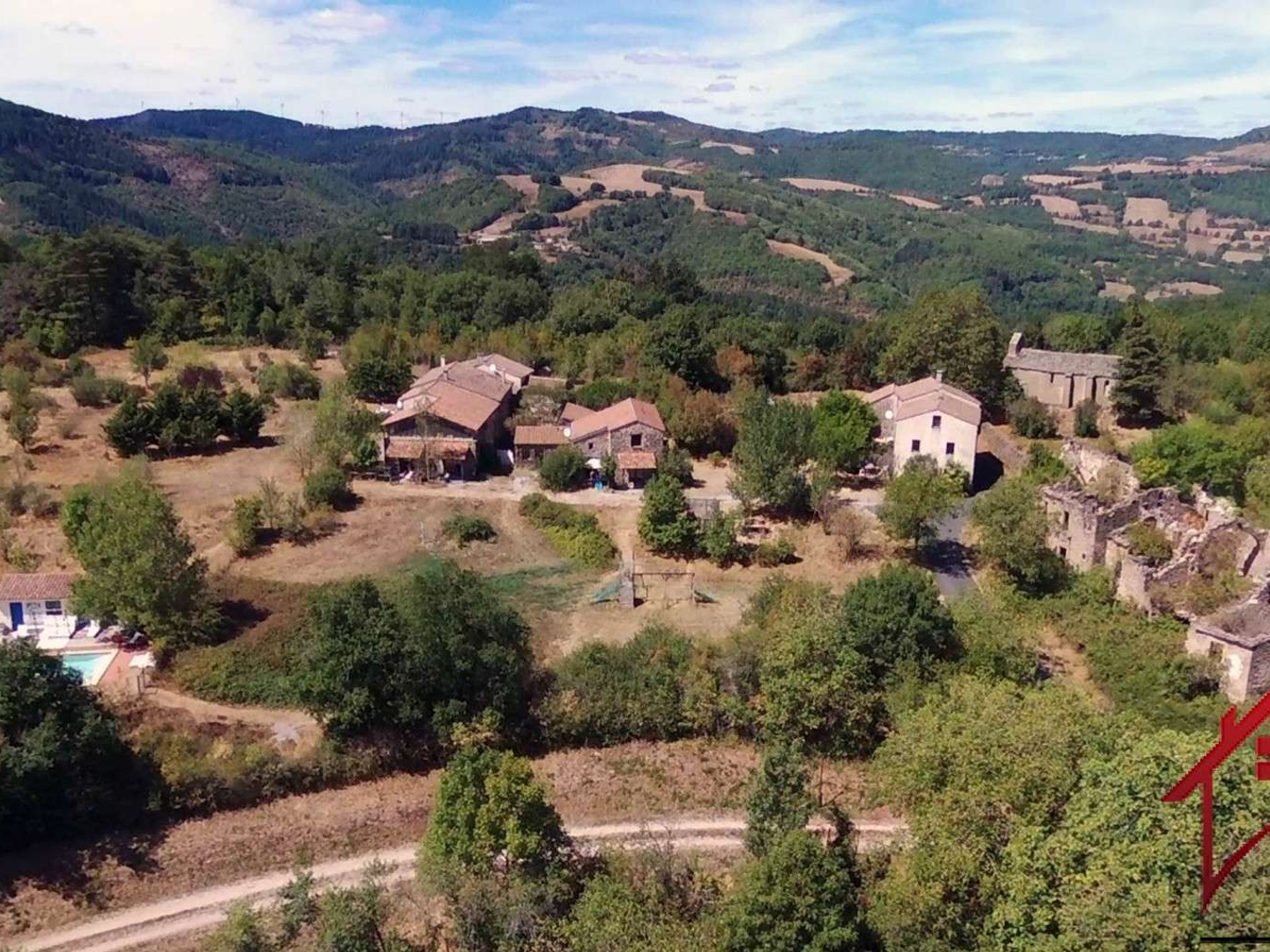 Domaine avec maison principale et 12 gîtes ruraux
