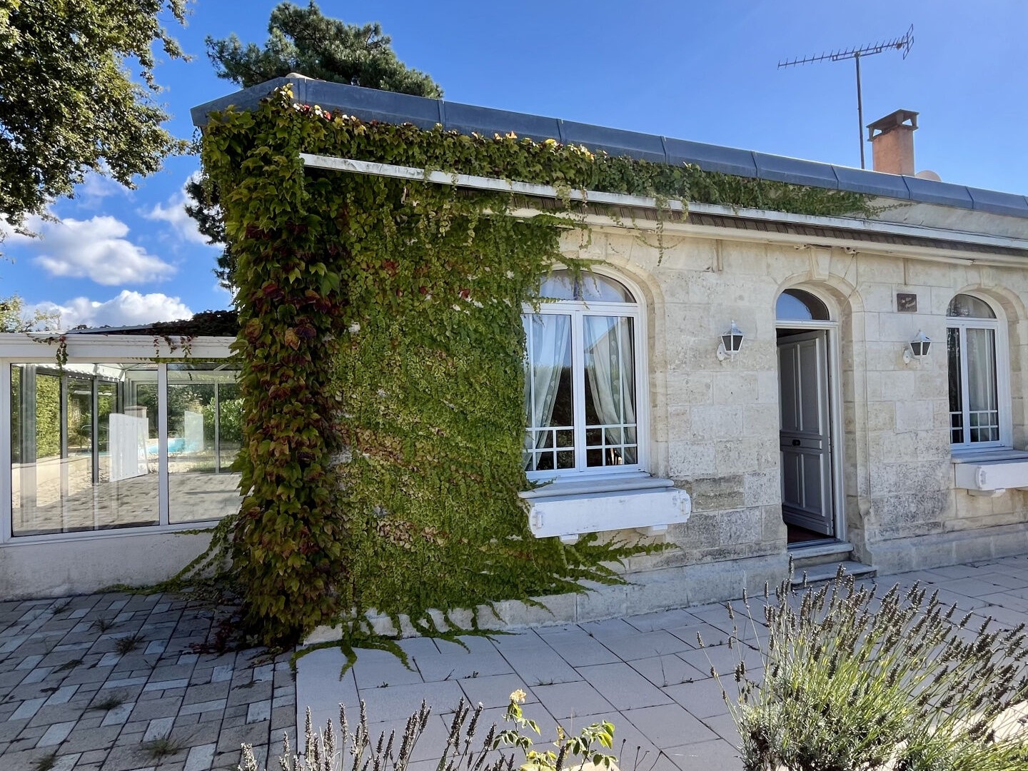 CADAUJAC - MAISON EN PIERRE DE PLAIN PIED AVEC PISCINE
