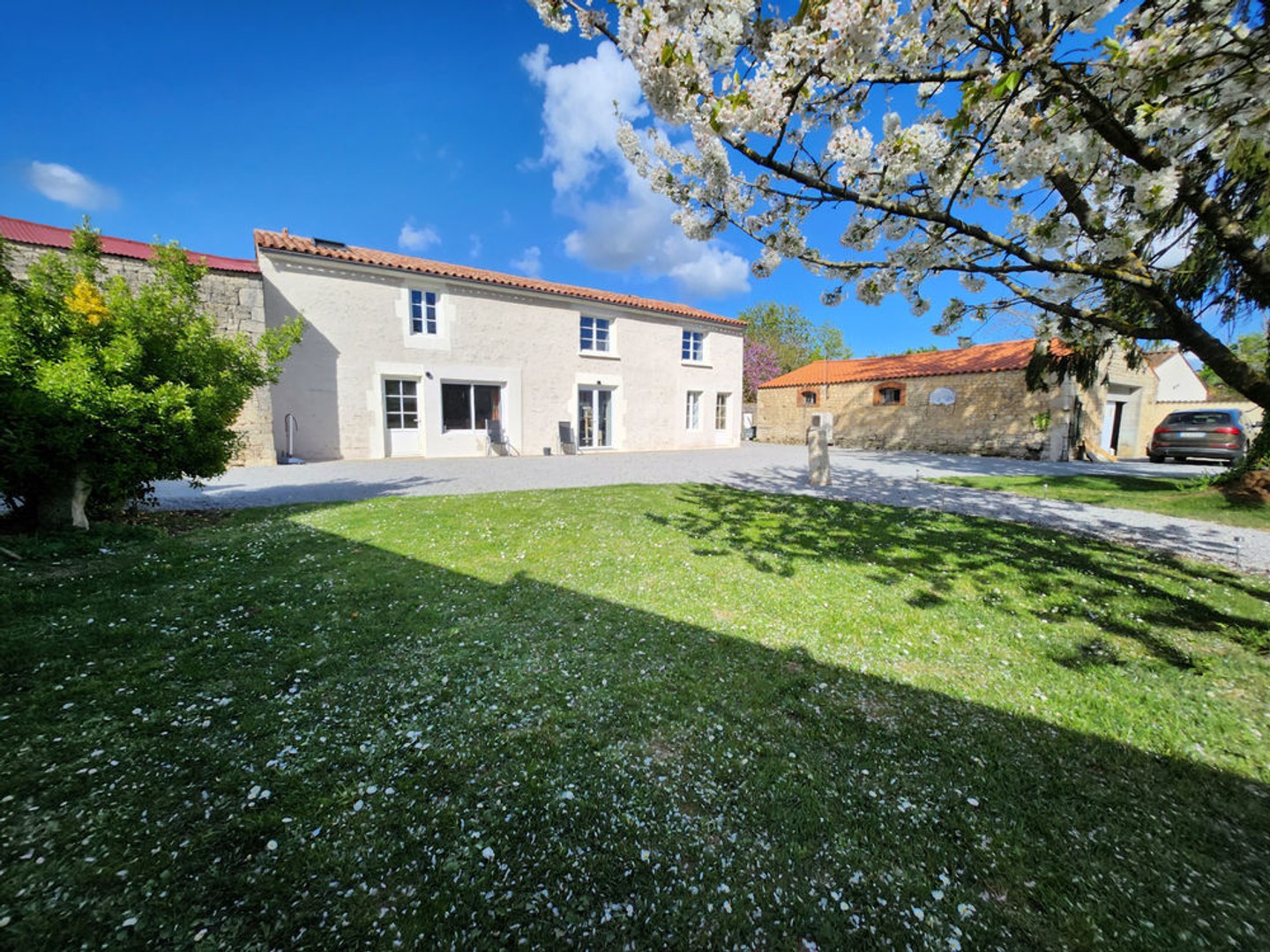Maison rénovée en pierre avec grange et local indépendant