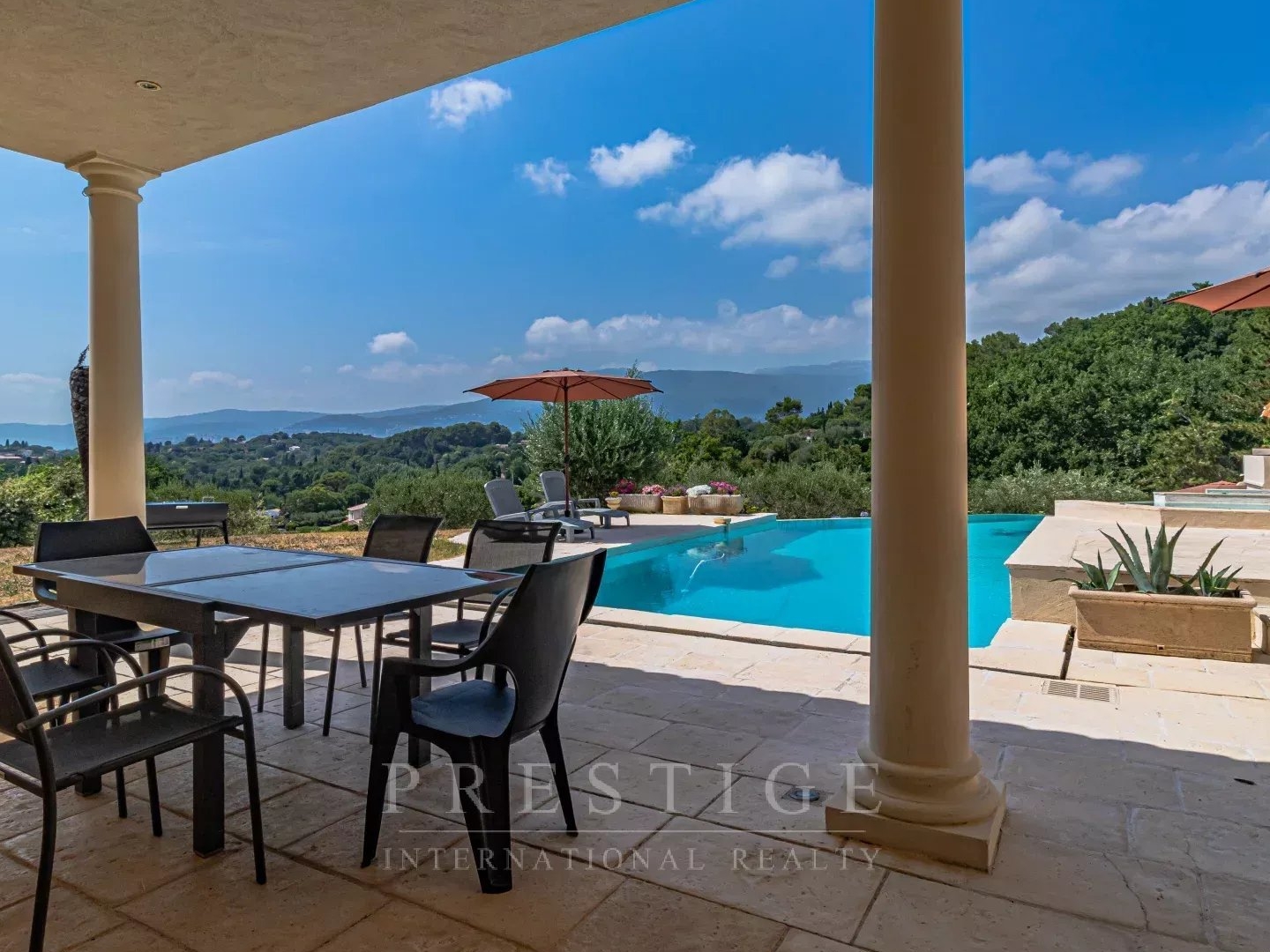 Chateauneuf de grasse, villa florentine 365m² garage, piscine, terrain 4000m²