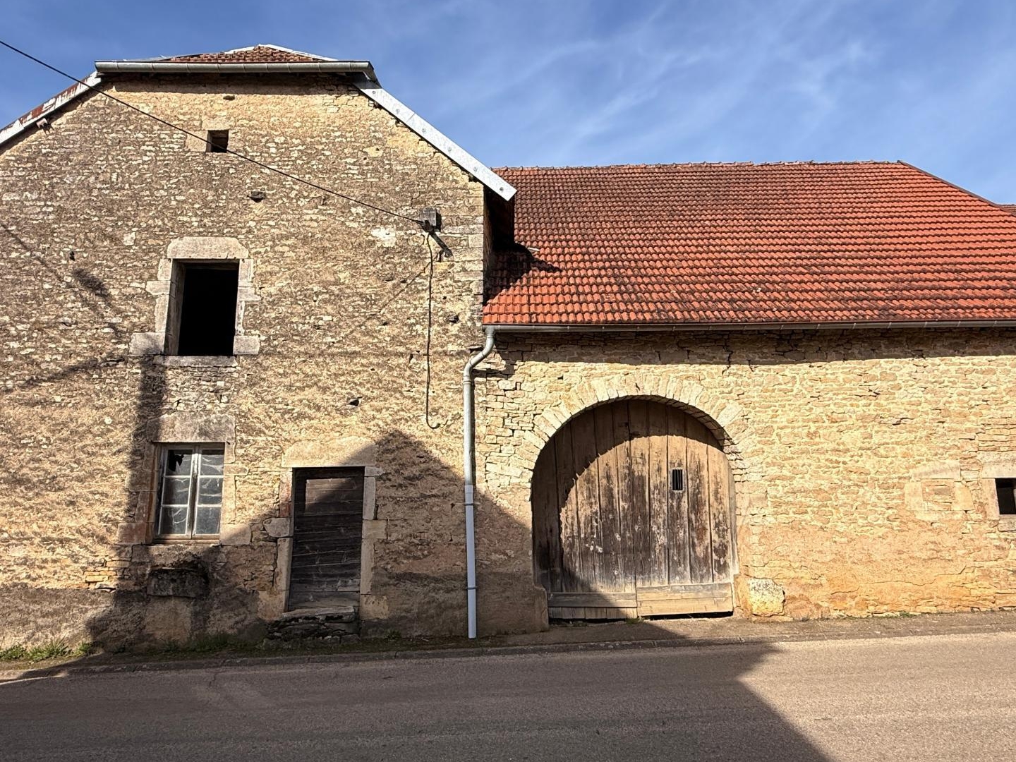 Grange à renover de 135 m2 sur terrain de 888 m2.